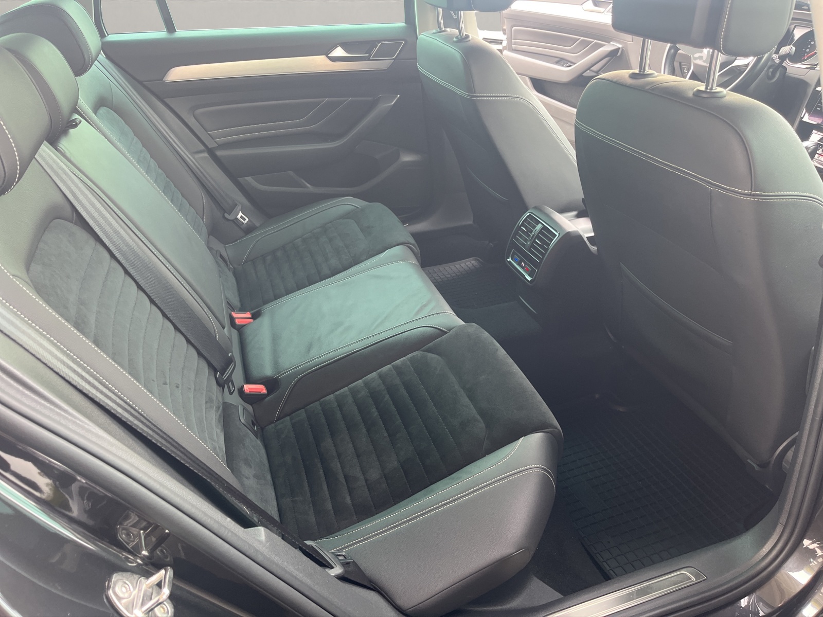 VW Passat Variant 2.0 TDI 150 Elegance DSG-image-13