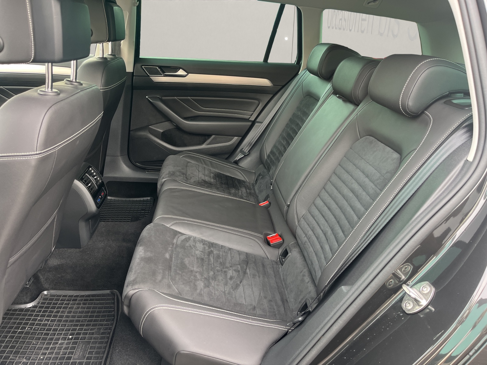 VW Passat Variant 2.0 TDI 150 Elegance DSG-image-12