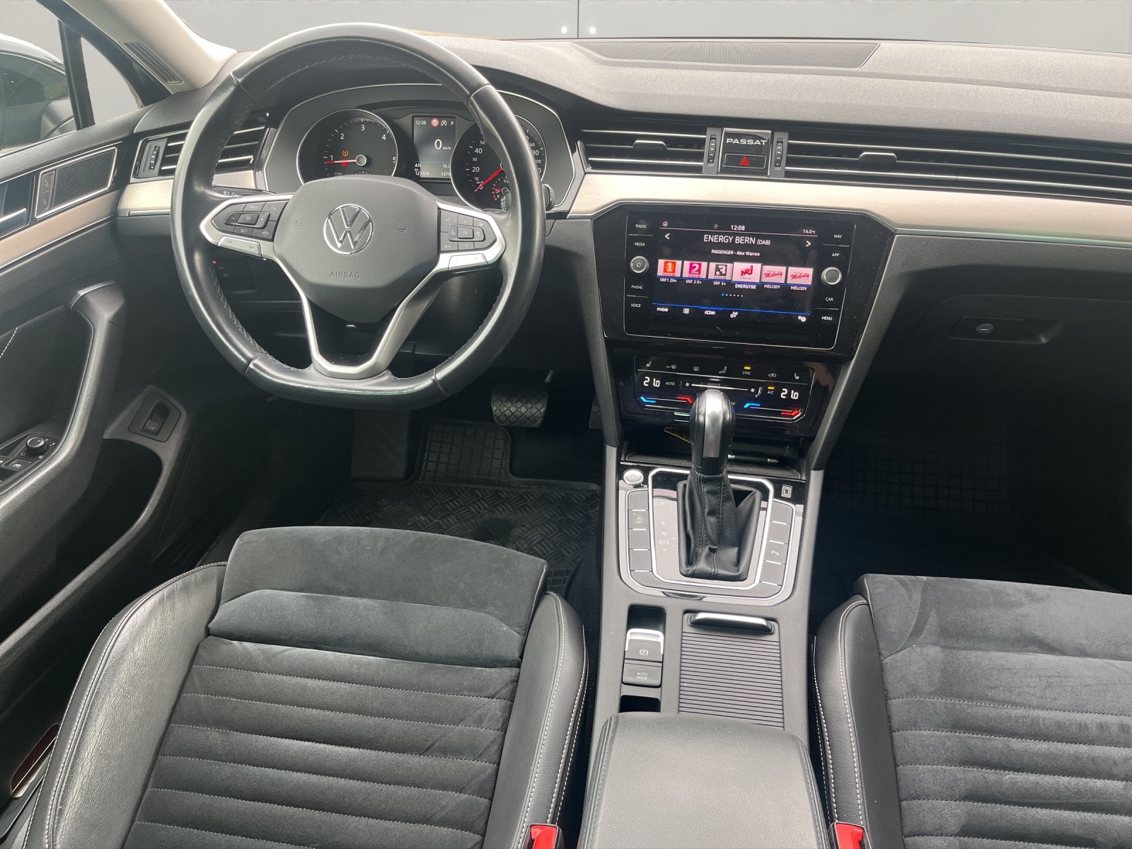 VW Passat Variant 2.0 TDI 150 Elegance DSG-image-14