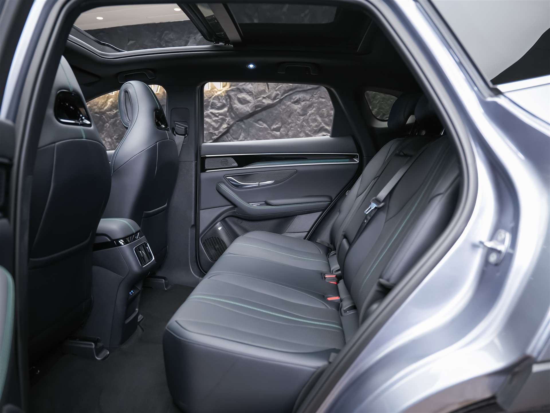 BYD Seal U DM-i Design AWD *SOFORT Verfügbar*Werksgarantie*Lenkradheizung*Sitzbelüftung*360° Kamera*-image-14