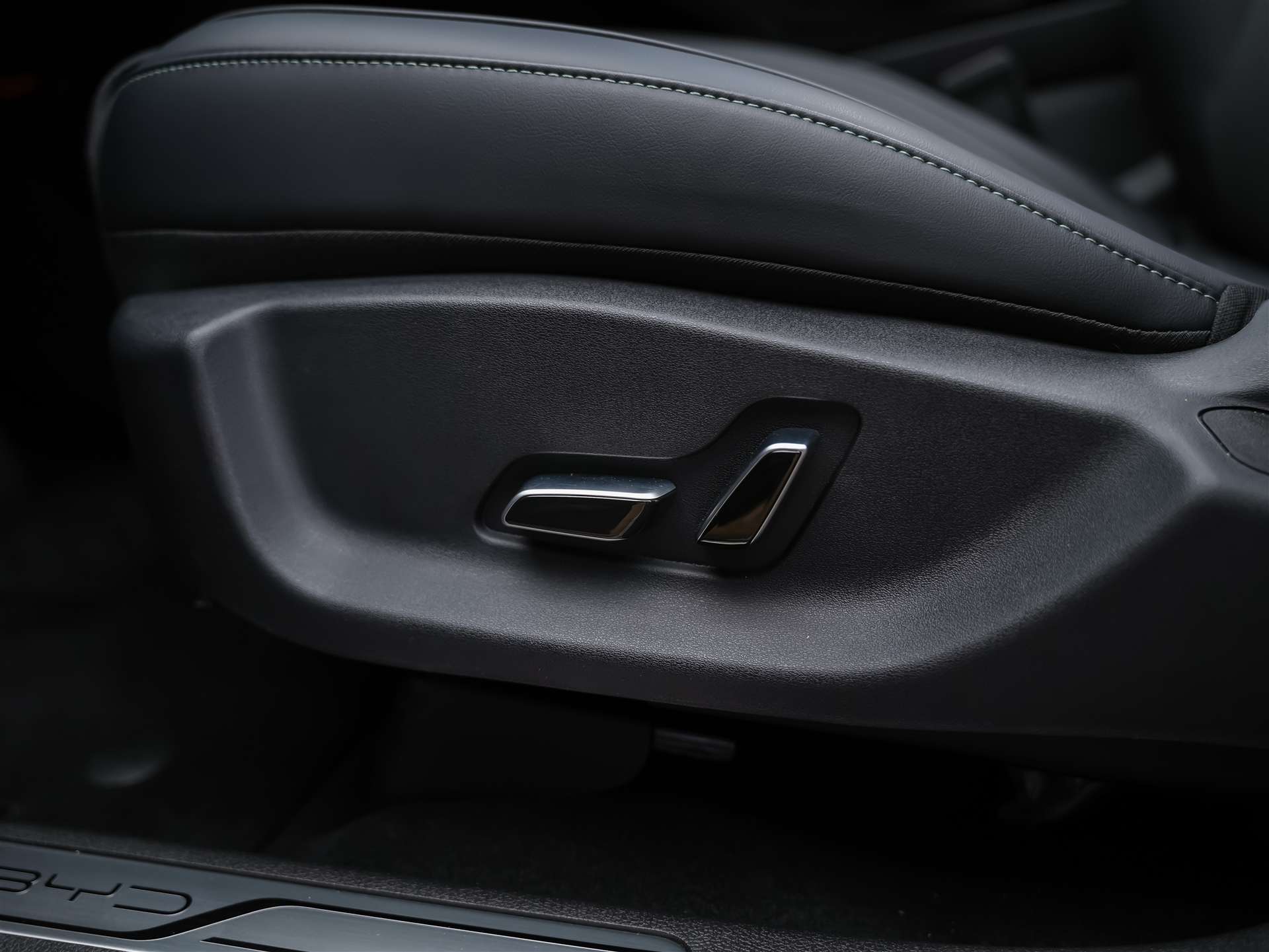 BYD Seal U DM-i Design AWD *SOFORT Verfügbar*Werksgarantie*Lenkradheizung*Sitzbelüftung*360° Kamera*-image-27