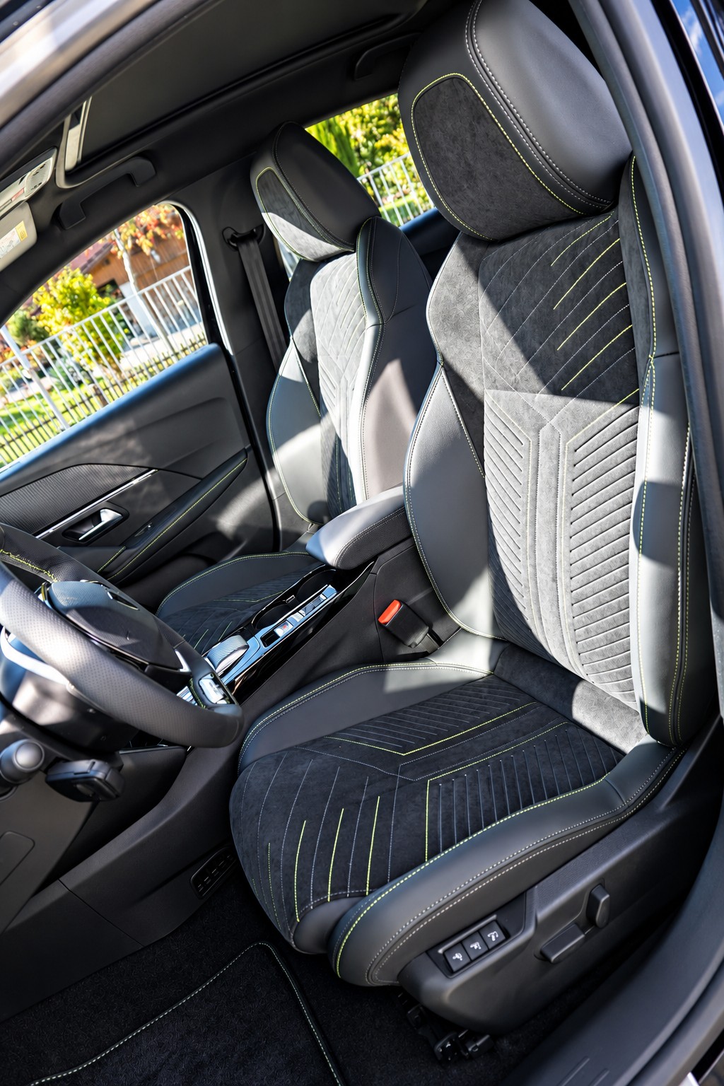 PEUGEOT 208 e-GT-image-8