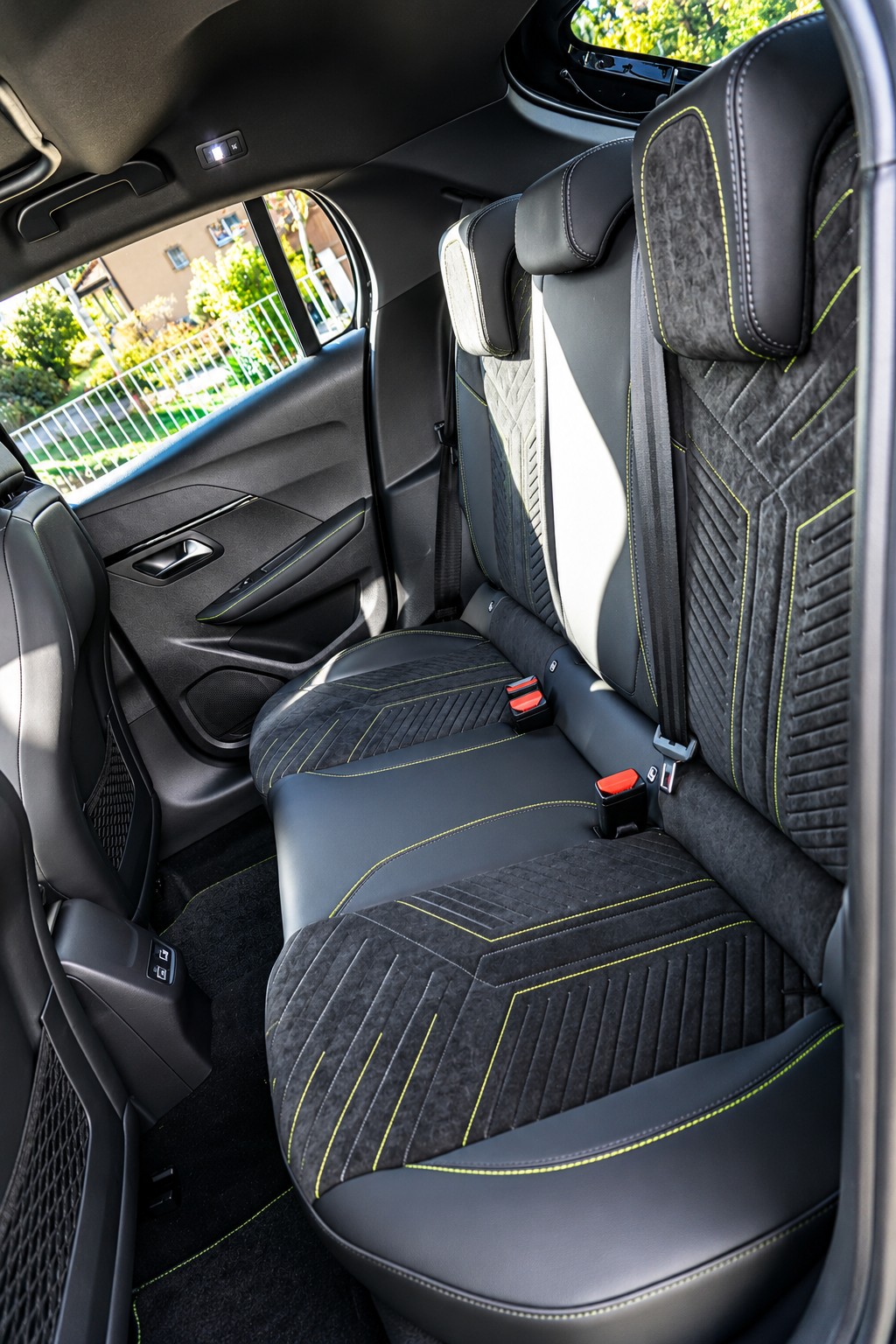 PEUGEOT 208 e-GT-image-11