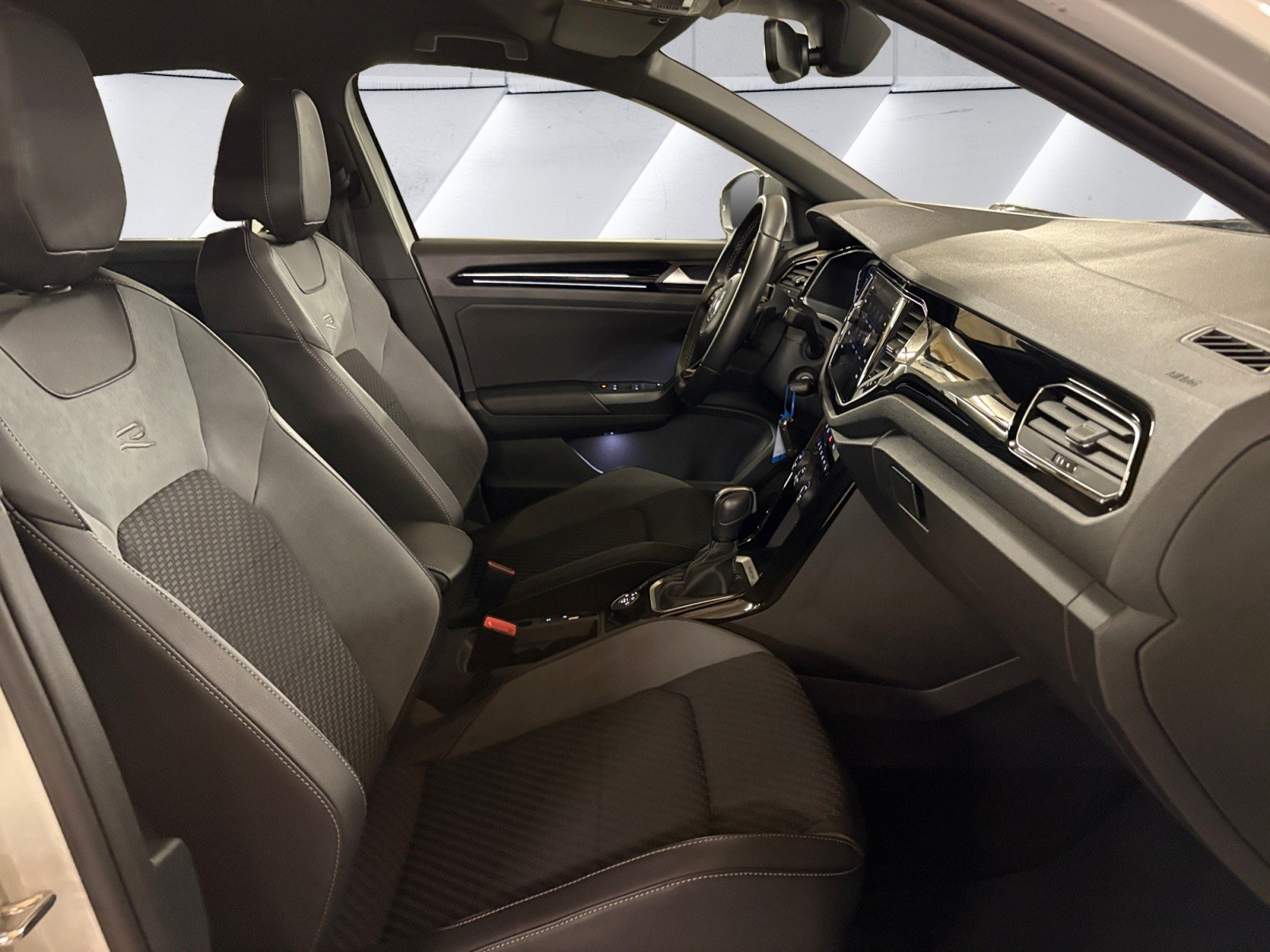 VW T-Roc 2.0 TSI R DSG 4Motion/BeatsAudio / Caméra de recul / App-Connect / Roues Hiver 17" incluses-image-14