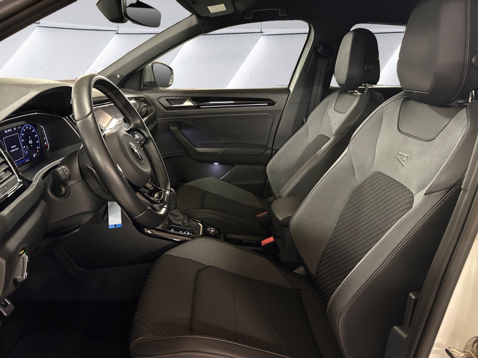 VW T-Roc 2.0 TSI R DSG 4Motion/BeatsAudio / Caméra de recul / App-Connect / Roues Hiver 17" incluses-image-9