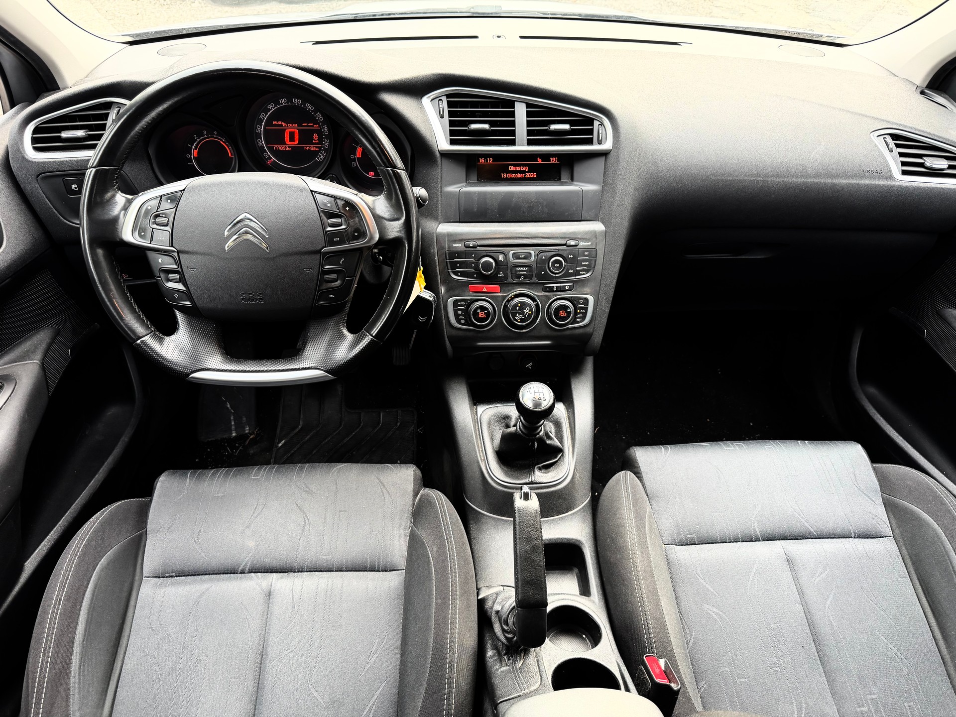 CITROEN C4 Berline 1.6 HDi Swiss Style-image-9