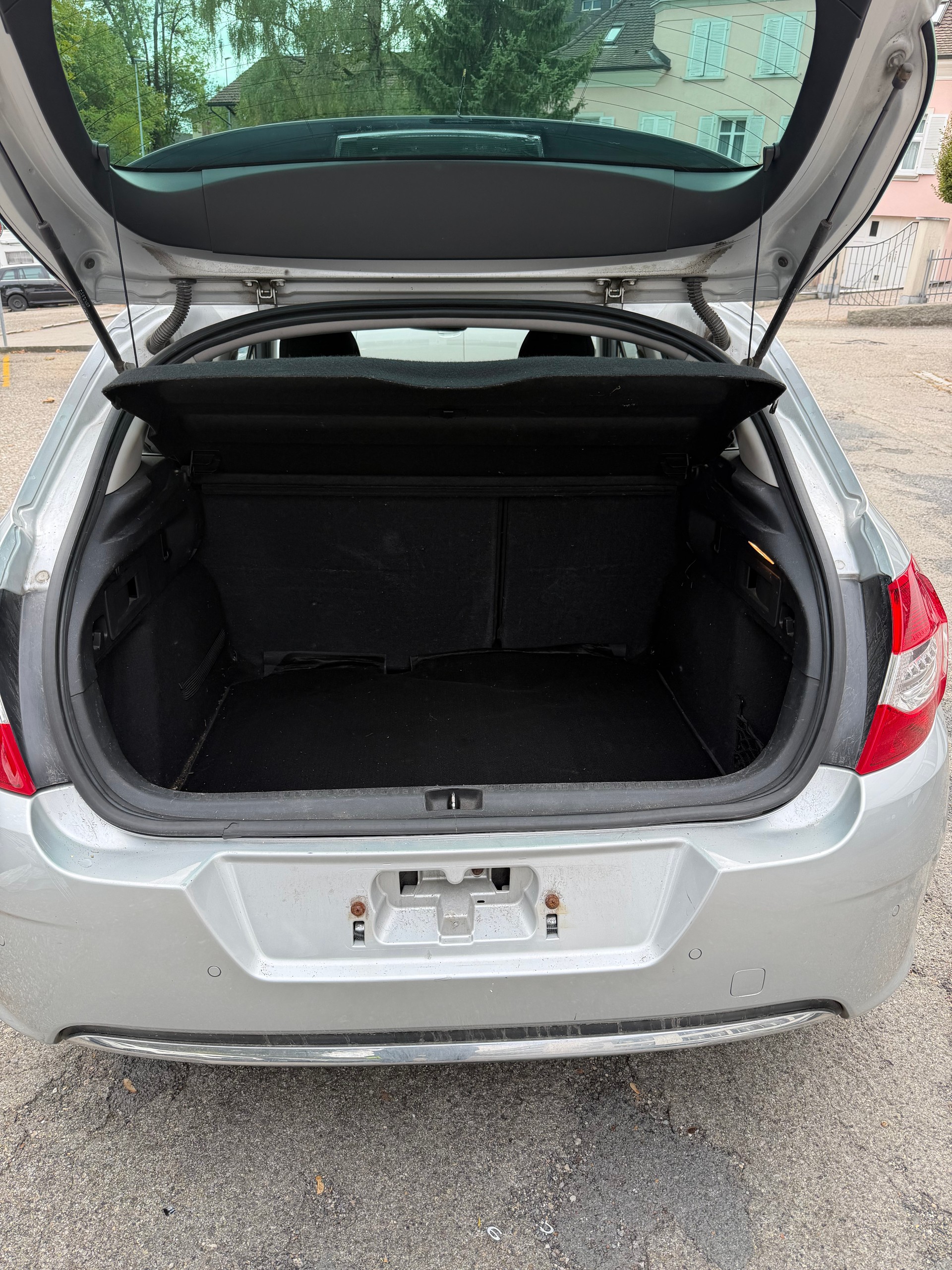 CITROEN C4 Berline 1.6 HDi Swiss Style-image-14