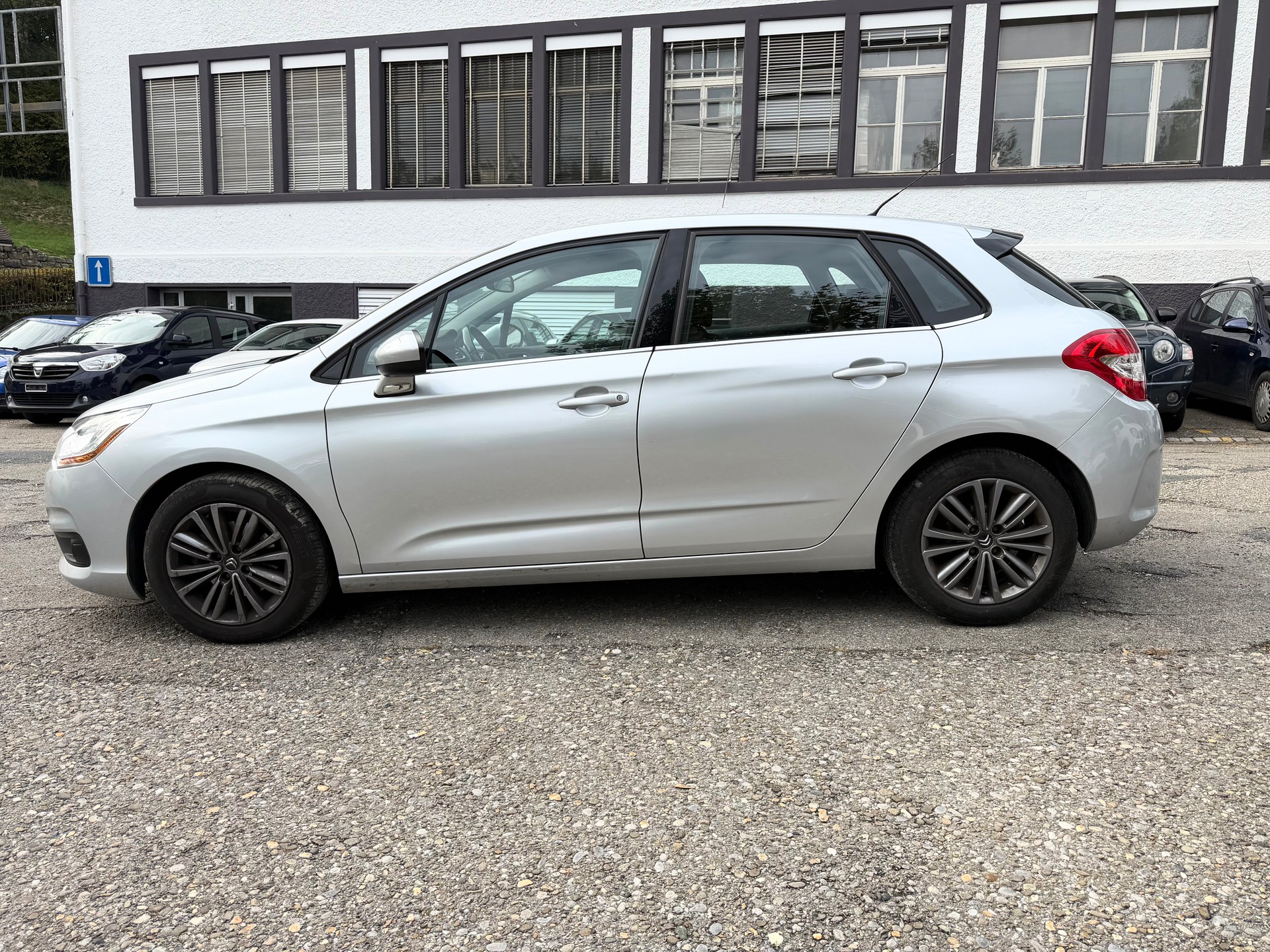 CITROEN C4 Berline 1.6 HDi Swiss Style-image-7