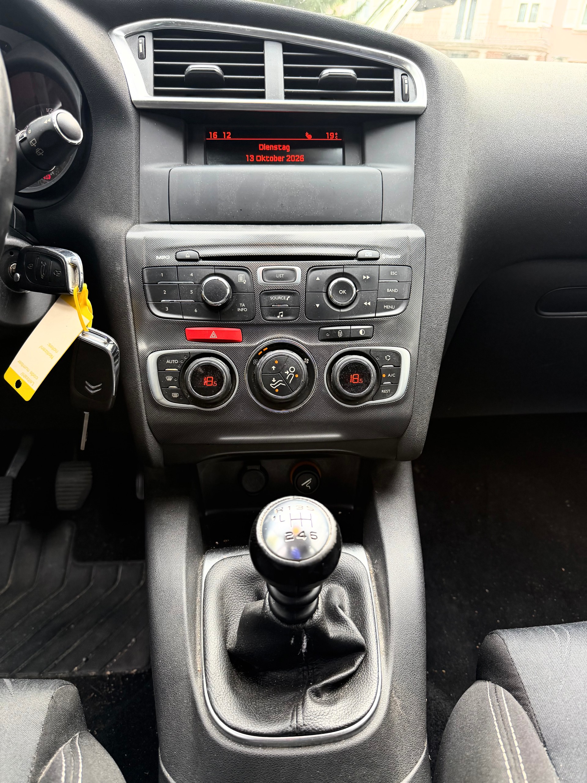CITROEN C4 Berline 1.6 HDi Swiss Style-image-10
