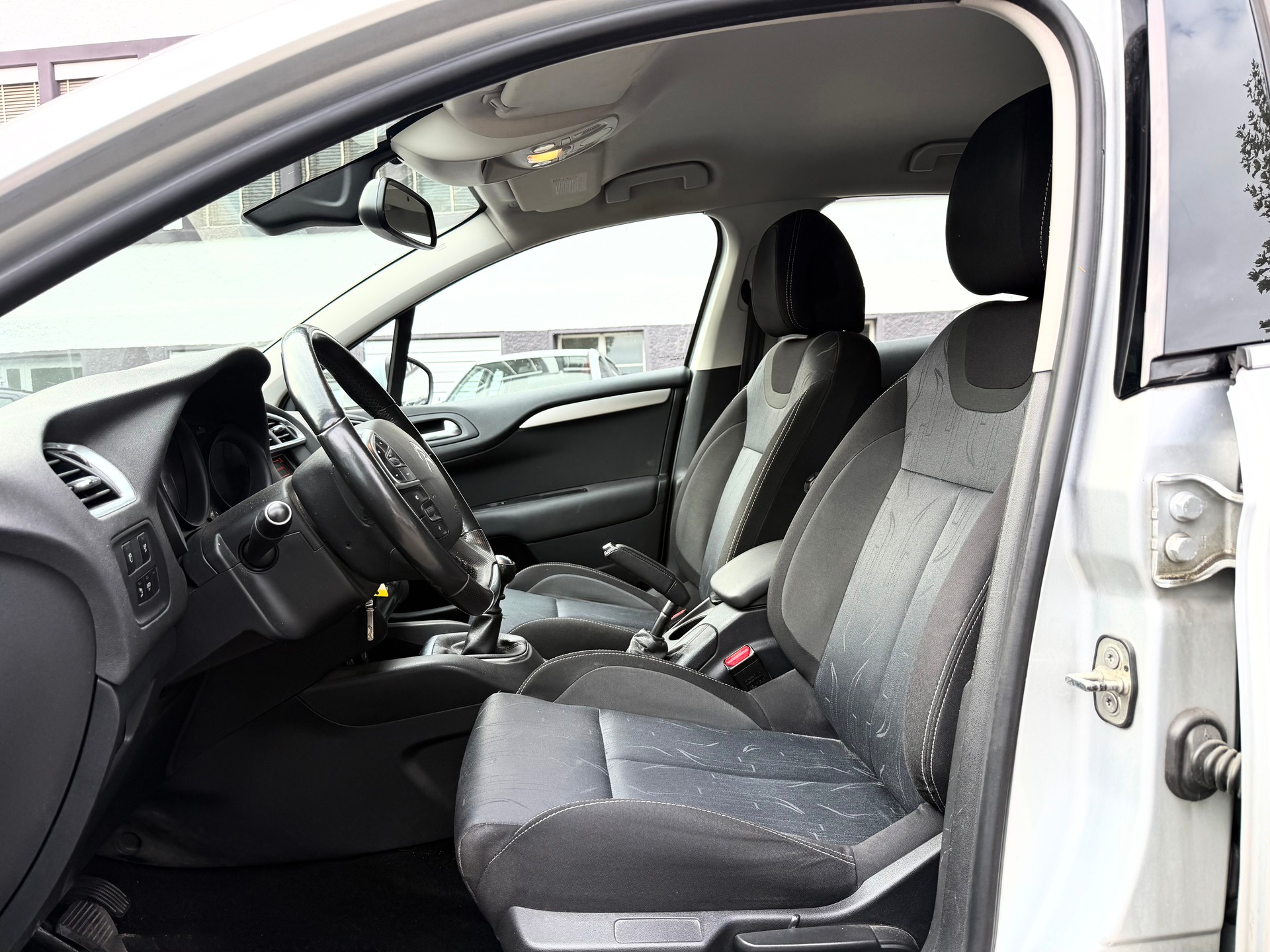 CITROEN C4 Berline 1.6 HDi Swiss Style-image-11