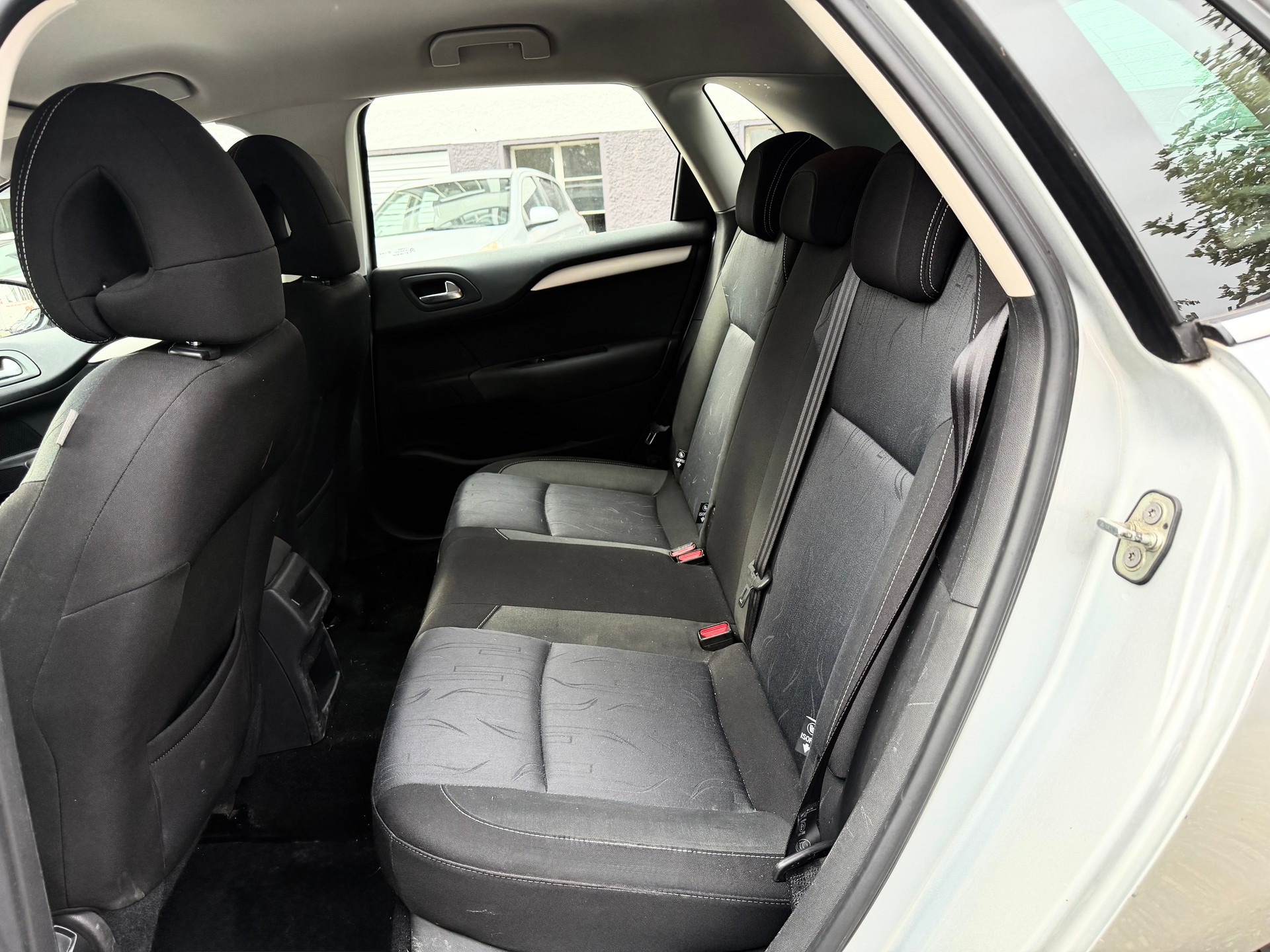 CITROEN C4 Berline 1.6 HDi Swiss Style-image-8