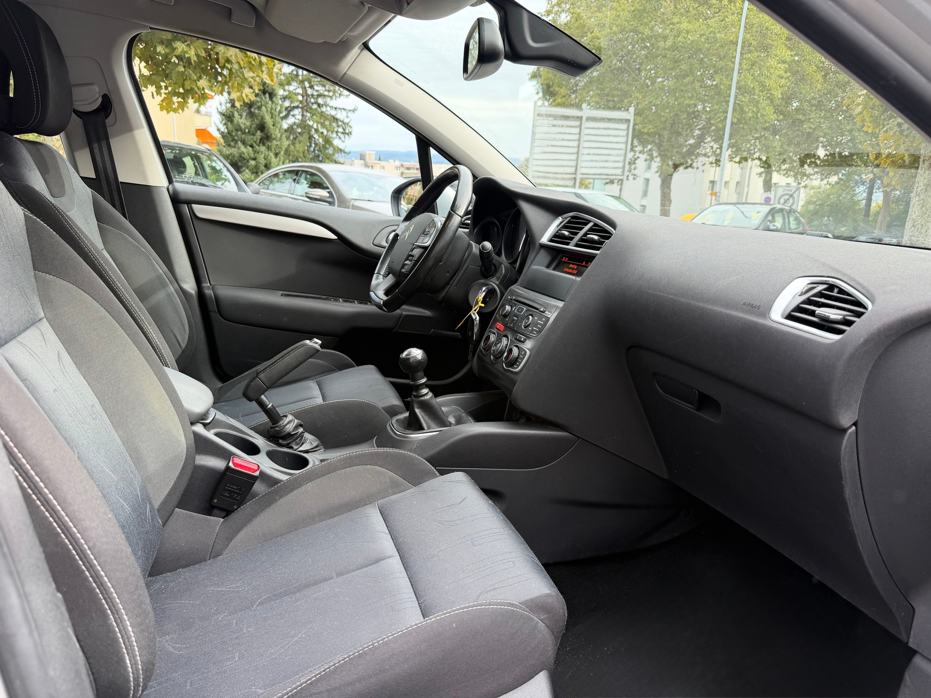 CITROEN C4 Berline 1.6 HDi Swiss Style-image-12