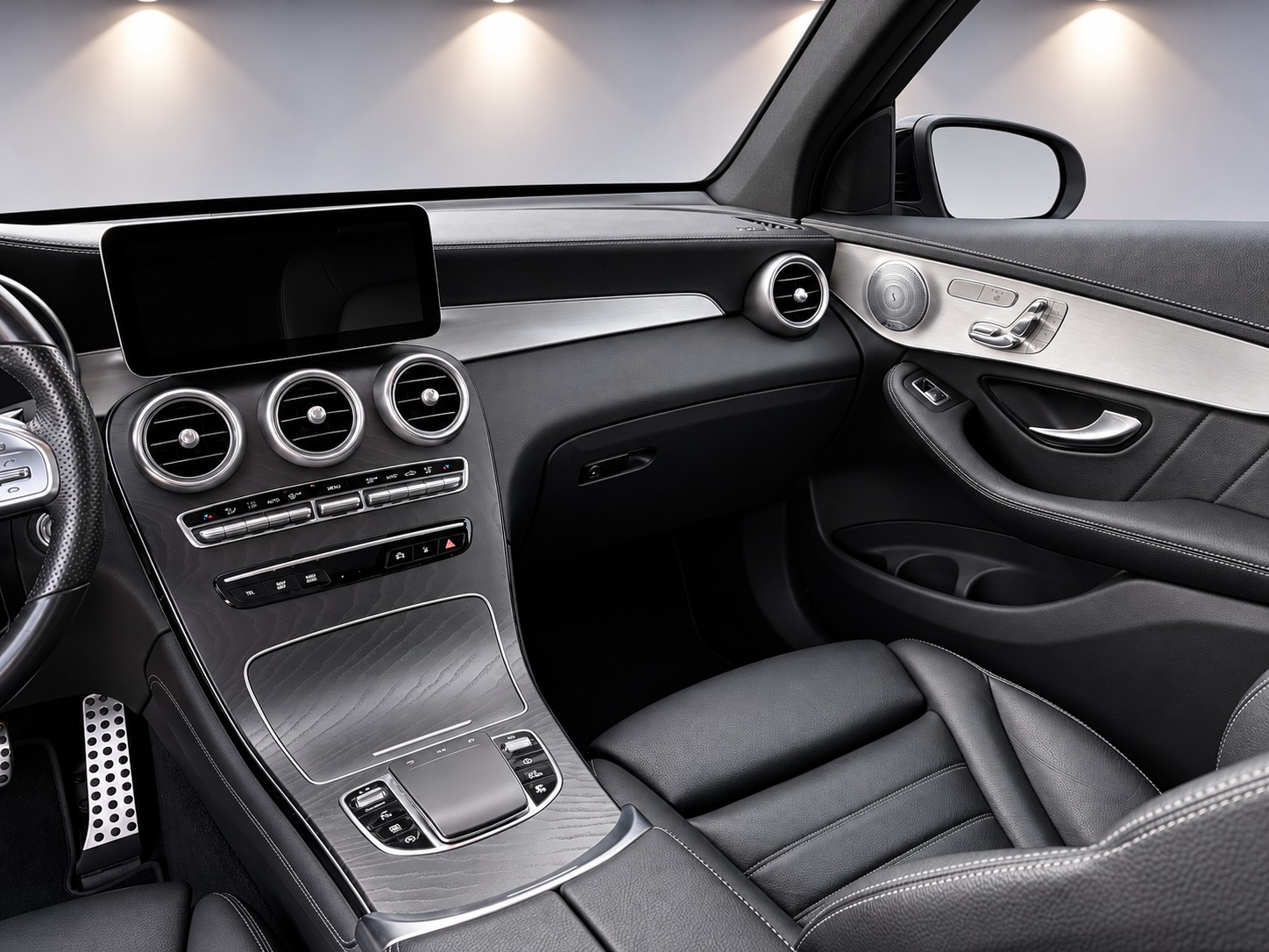 MERCEDES-BENZ GLC 300 AMG Line 4Matic 9G-Tronic-image-11