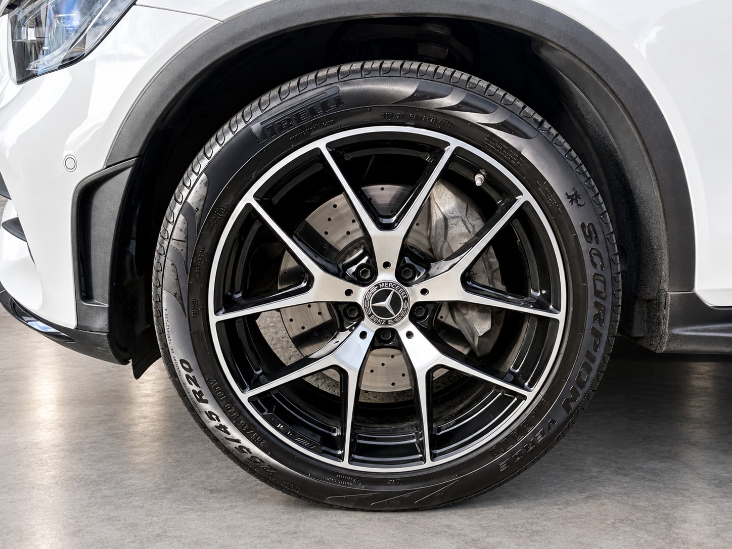 MERCEDES-BENZ GLC 300 AMG Line 4Matic 9G-Tronic-image-15