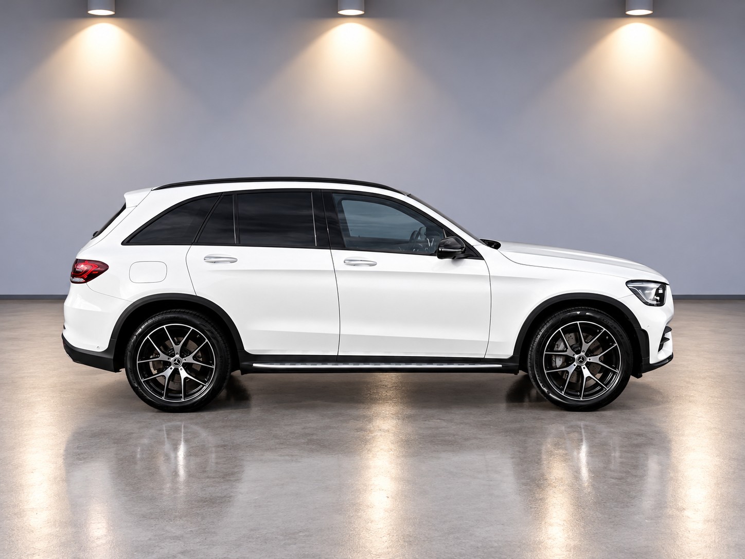 MERCEDES-BENZ GLC 300 AMG Line 4Matic 9G-Tronic-image-4