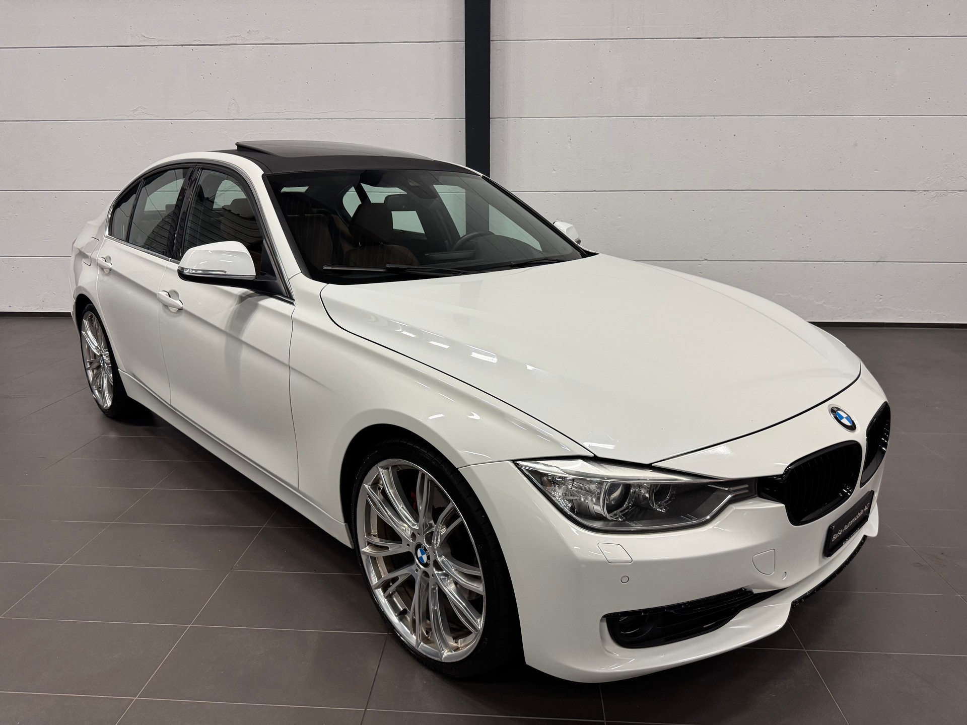 BMW 330d Luxury Line Steptronic-image-1