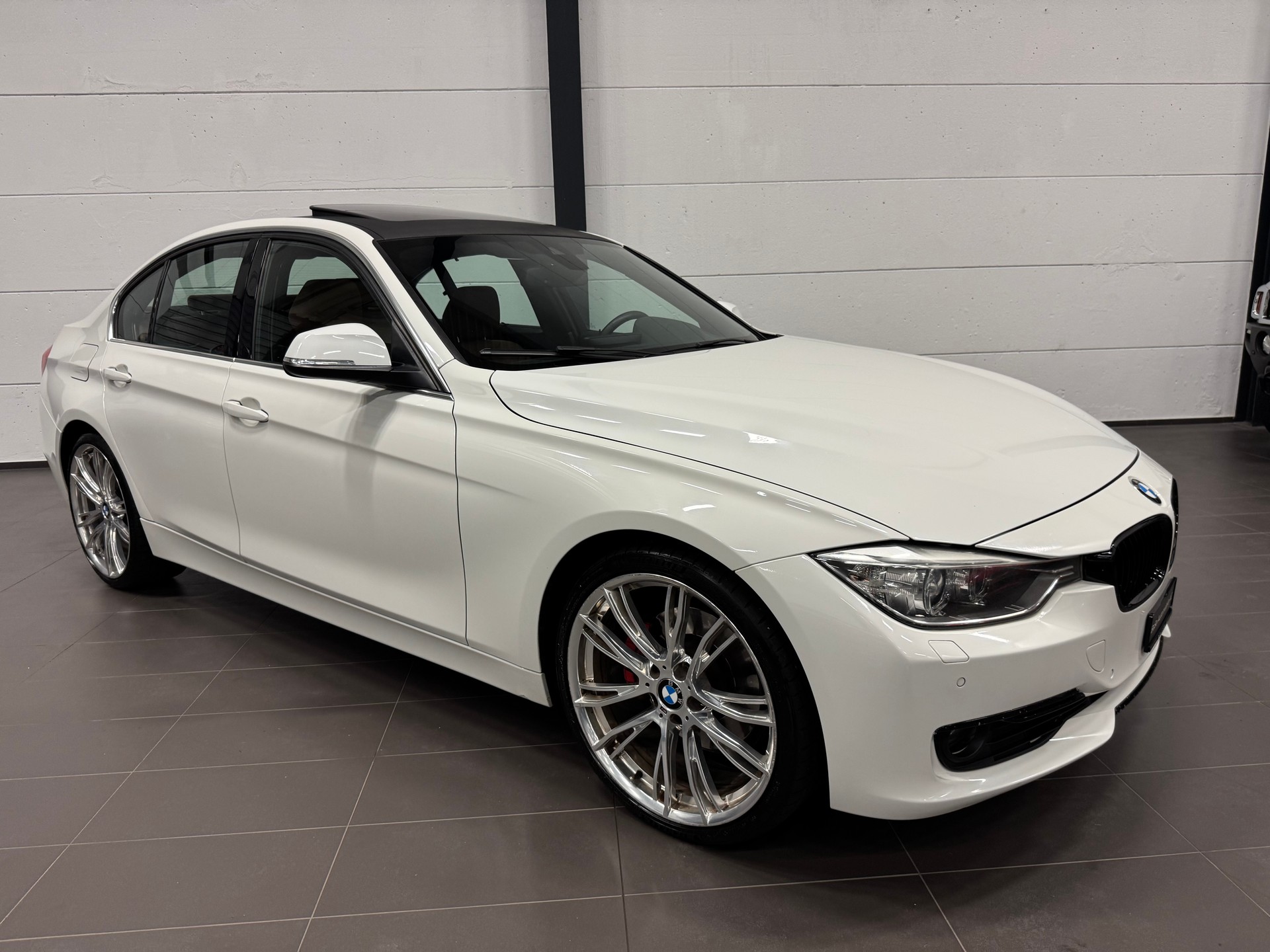 BMW 330d Luxury Line Steptronic-image-3