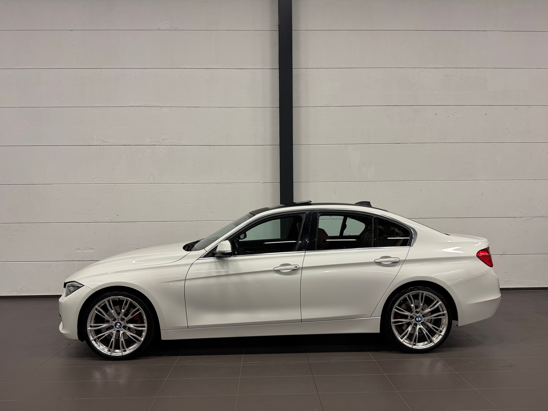 BMW 330d Luxury Line Steptronic-image-9