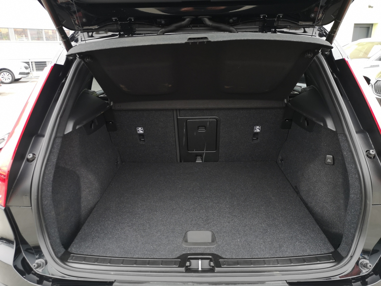VOLVO XC40 B4 Benzin Mild Hybrid AWD Momentum Geartronic-image-5