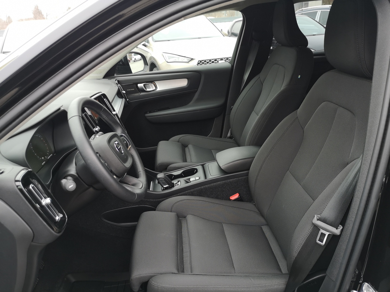 VOLVO XC40 B4 Benzin Mild Hybrid AWD Momentum Geartronic-image-6