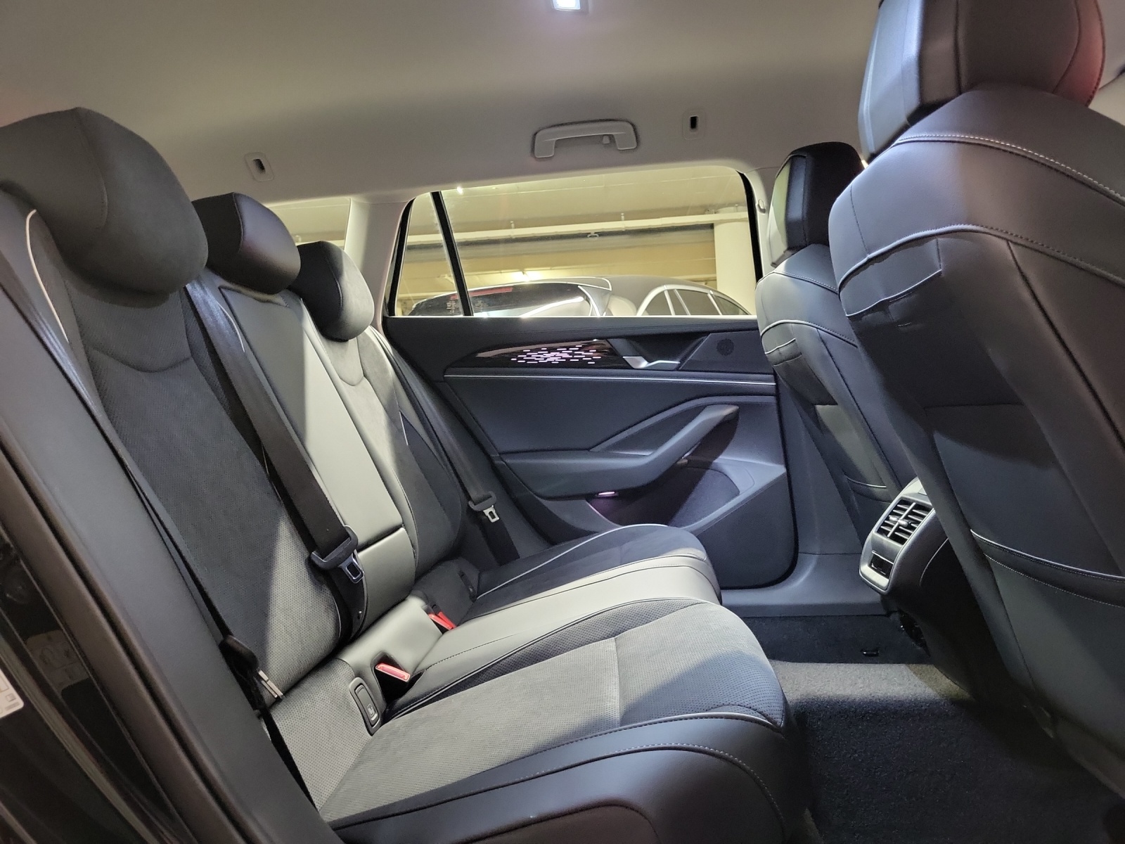VW Passat Variant 2.0 TDI Business DSG-image-9