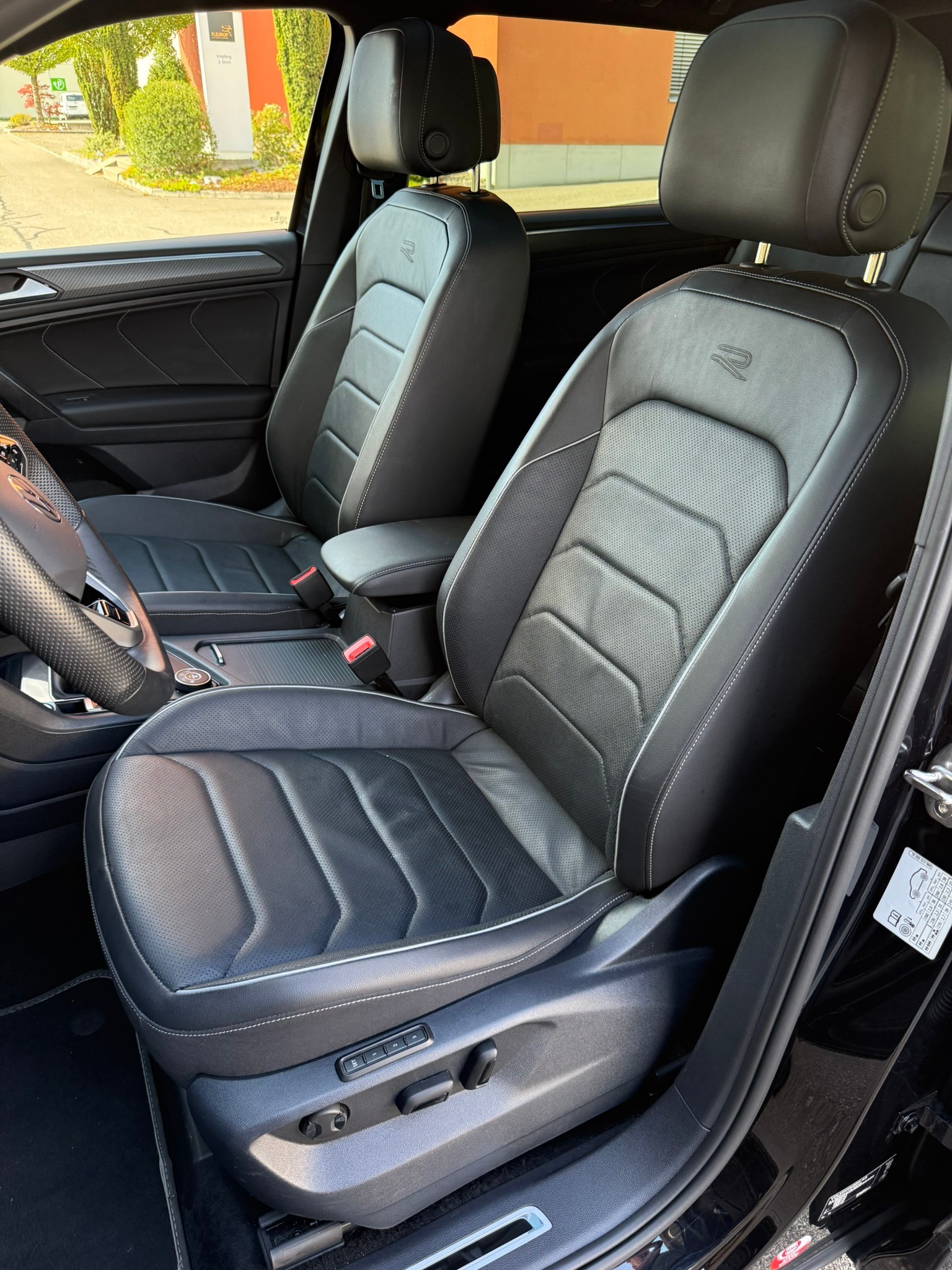 VW Tiguan Allspace 2.0 TDI SCR R-Line 4- Motion DSG-image-4