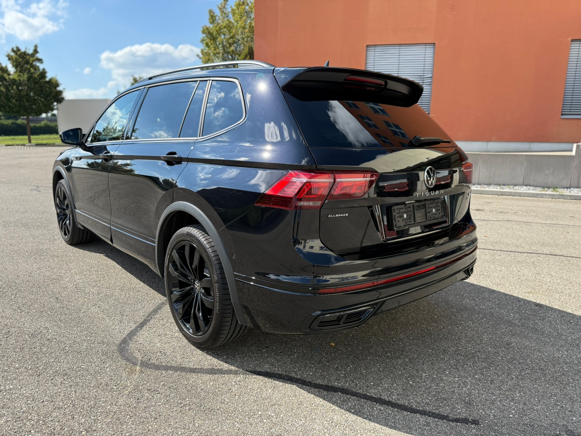 VW Tiguan Allspace 2.0 TDI SCR R-Line 4- Motion DSG-image-1