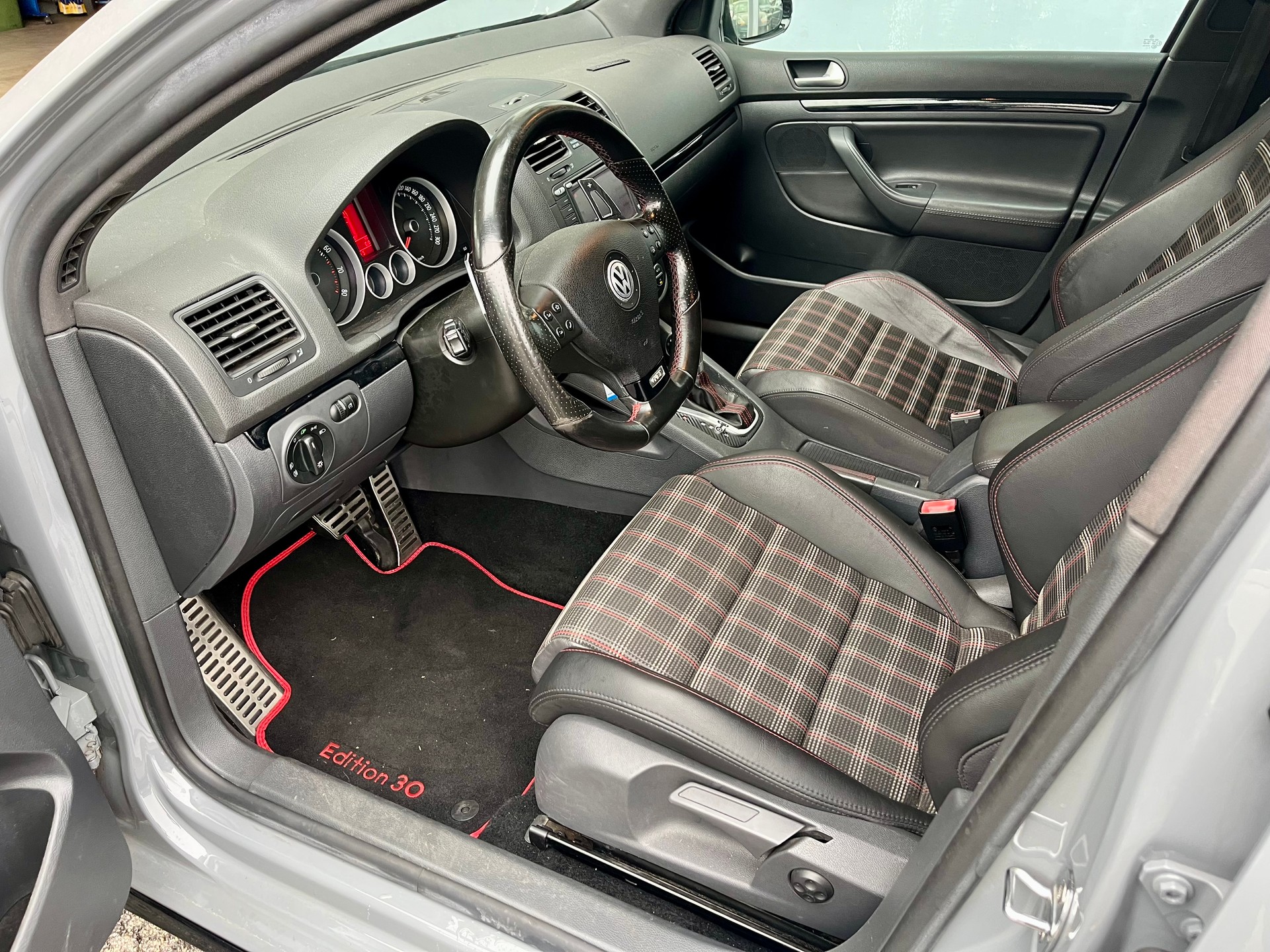 VW Golf 2.0 TFSI GTI Edition 30-image-7