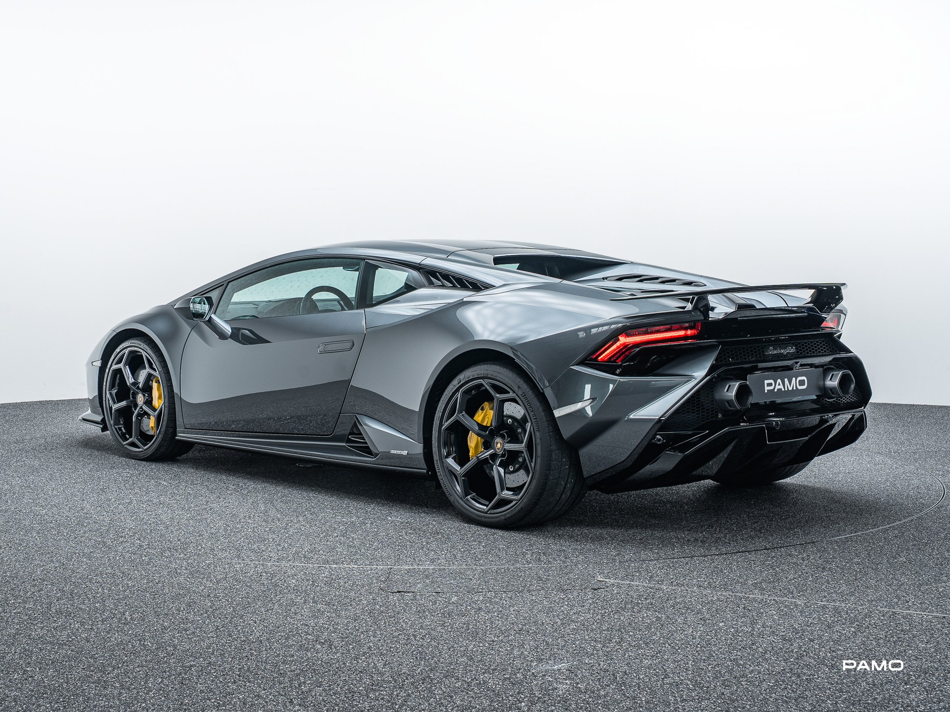 LAMBORGHINI Tecnica-showroom-element-1