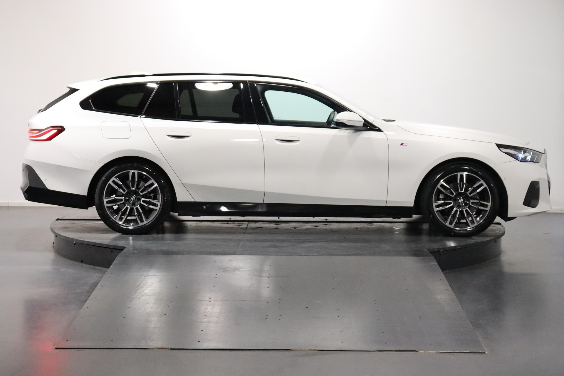BMW 520d xDrive Touring-image-2