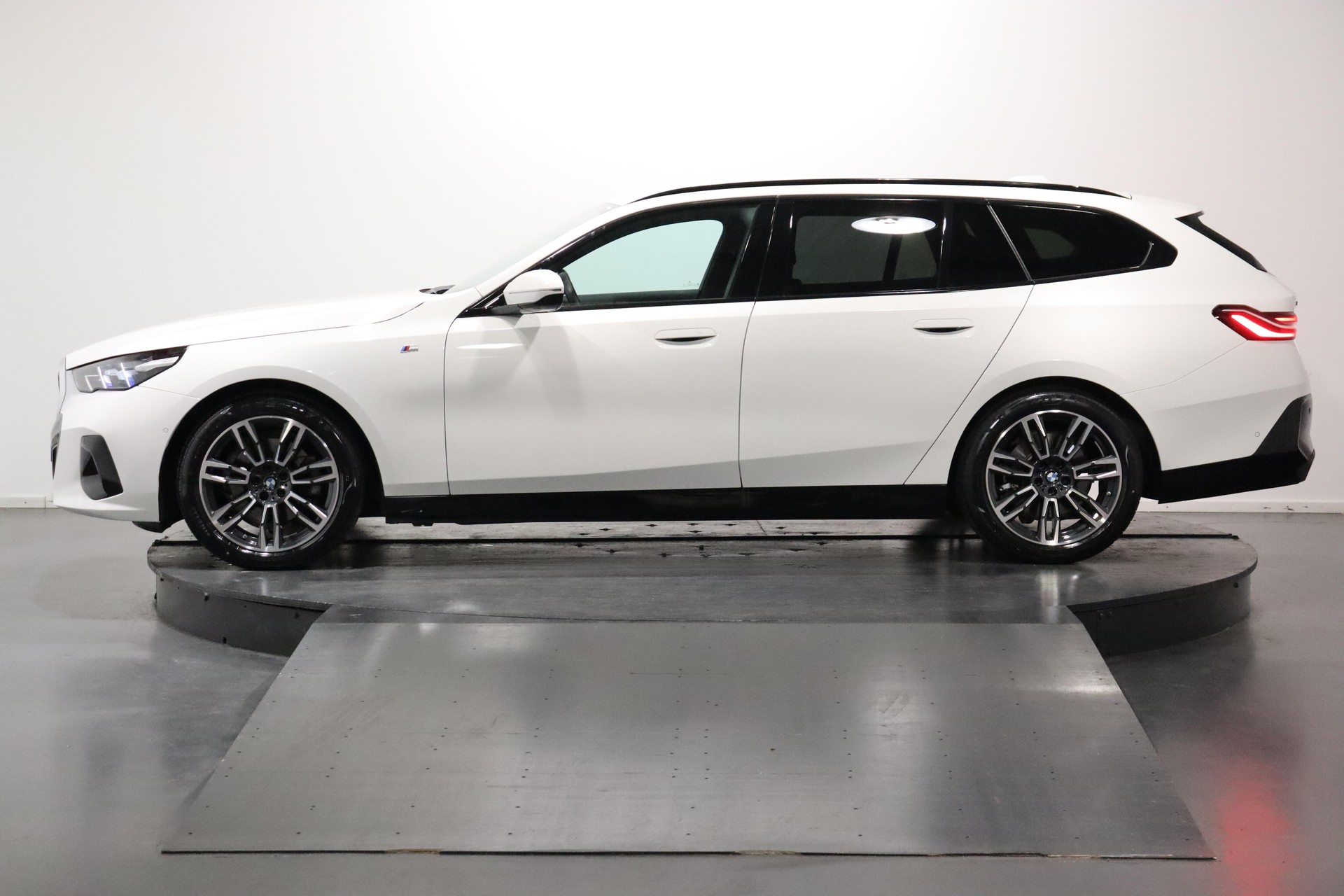 BMW 520d xDrive Touring-image-1