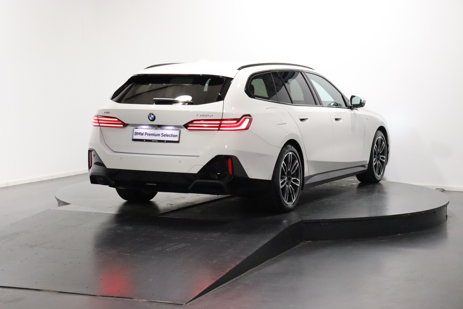 BMW 520d xDrive Touring-image-3