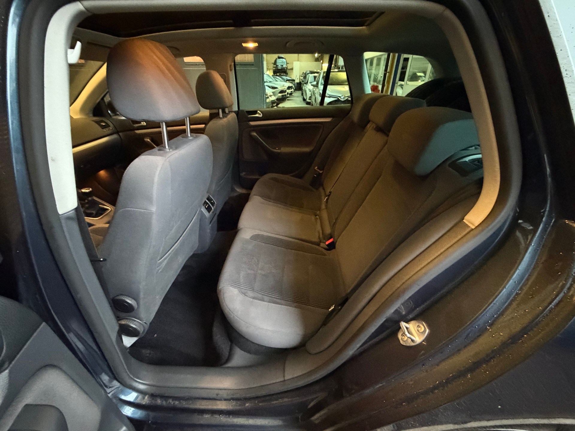 VW Golf Variant 1.9 TDI Comfortline 4Motion-image-9