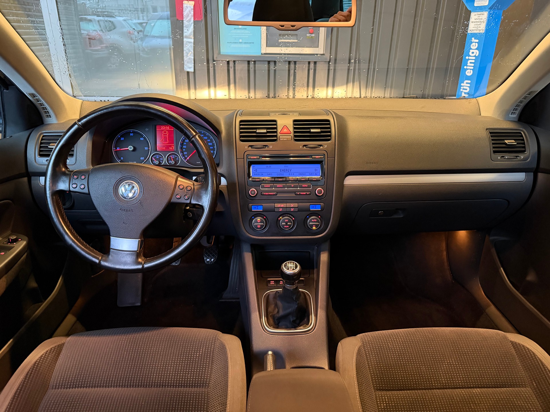 VW Golf Variant 1.9 TDI Comfortline 4Motion-image-4