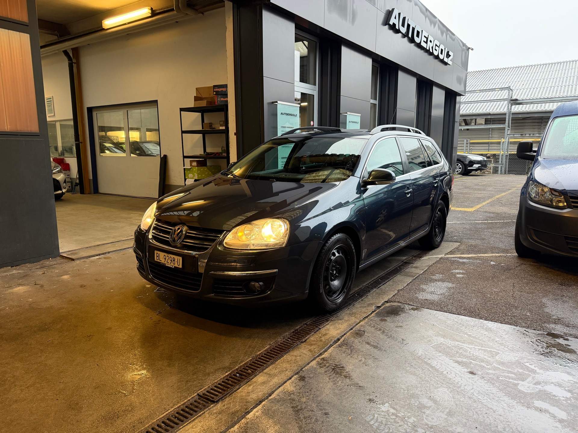 VW Golf Variant 1.9 TDI Comfortline 4Motion-image-0
