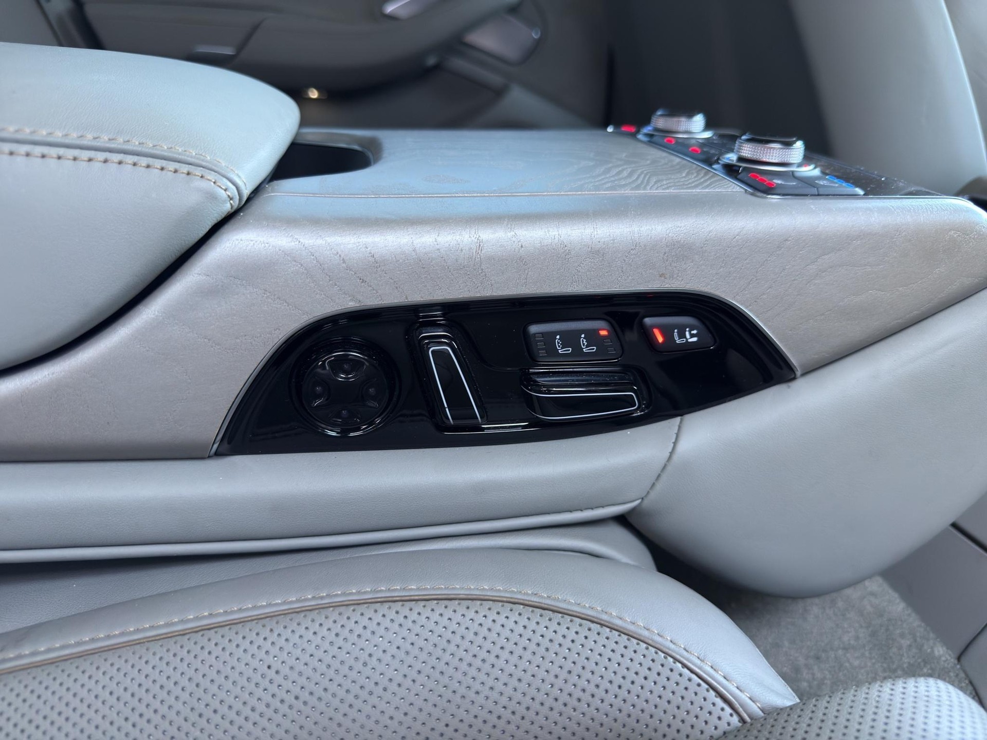 AUDI S8 4.0 V8 TFSI quattro T-Tronic-image-25