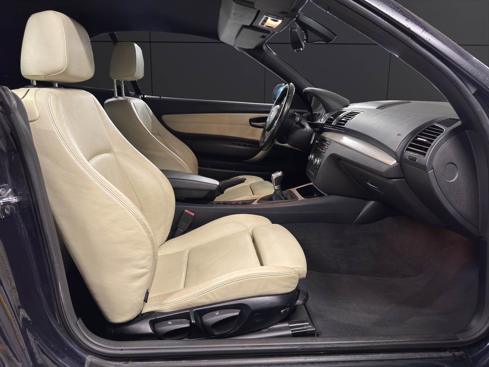 BMW 118i Cabrio-image-13