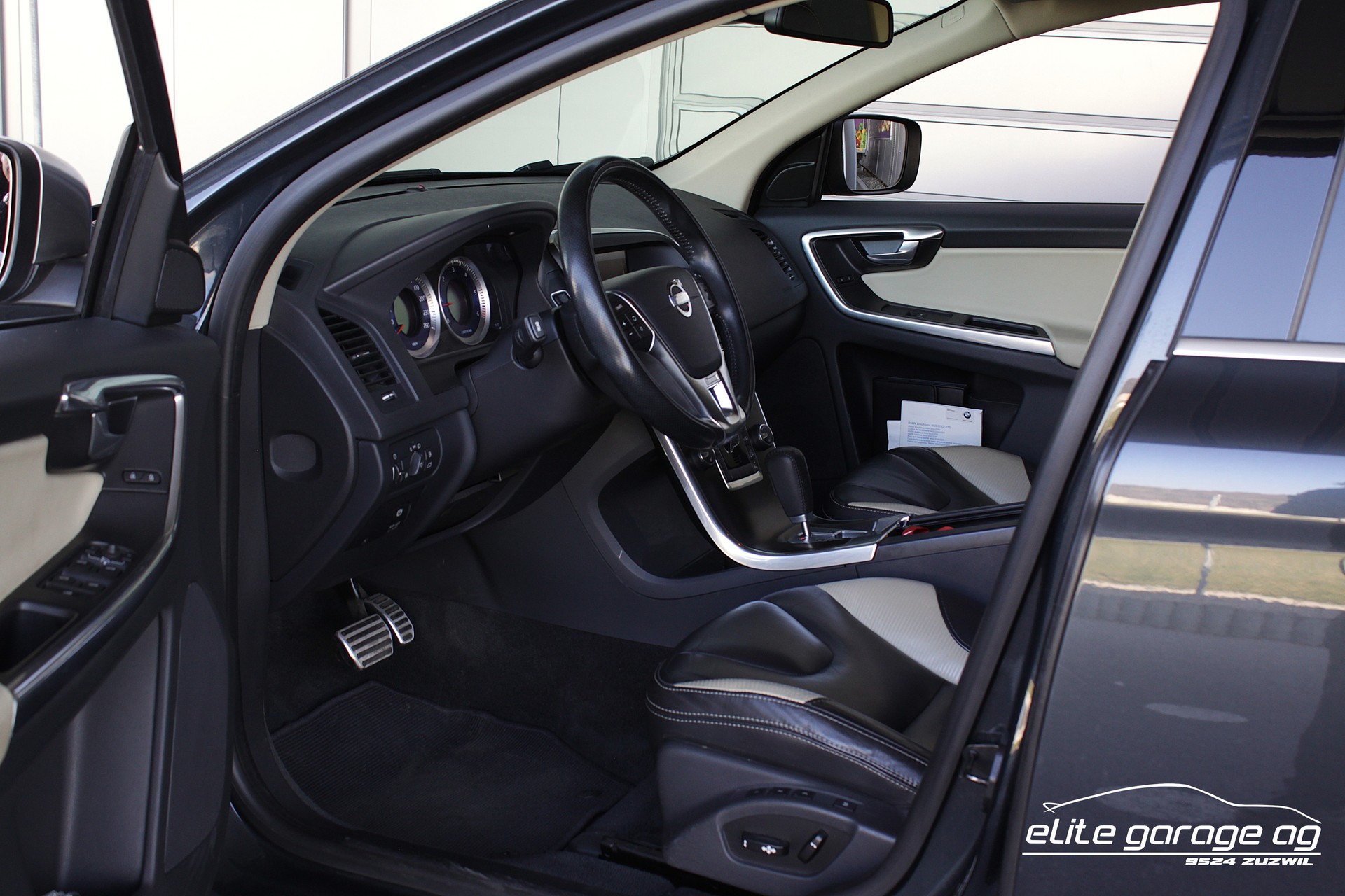 VOLVO XC60 D5 AWD R-Design Geartronic-image-12