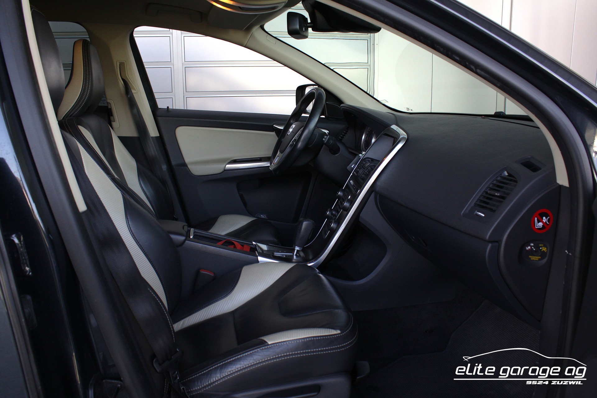 VOLVO XC60 D5 AWD R-Design Geartronic-image-14