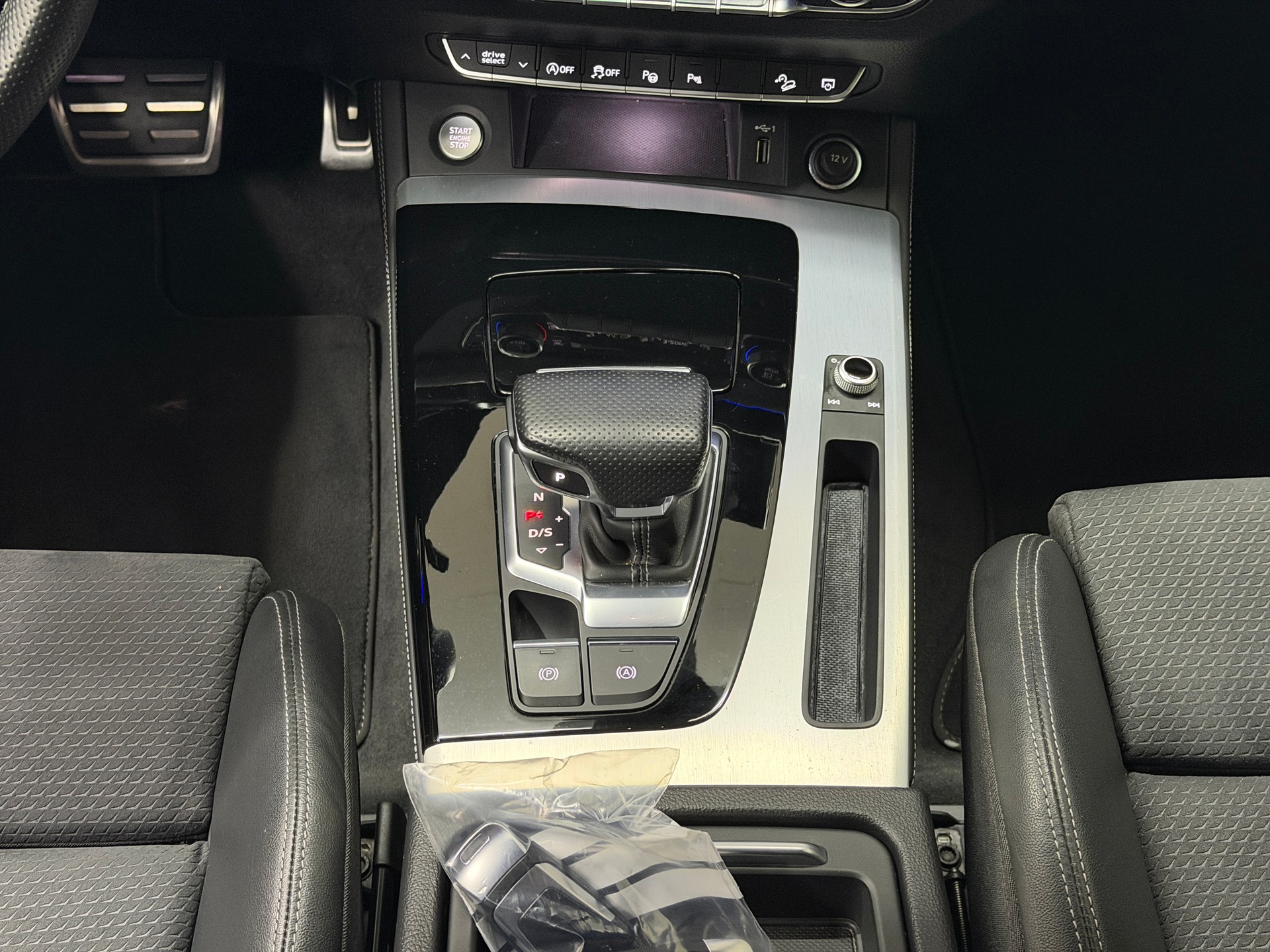 AUDI Q5 Sportback 40 TDI Blackedition quattro S-tronic-image-12