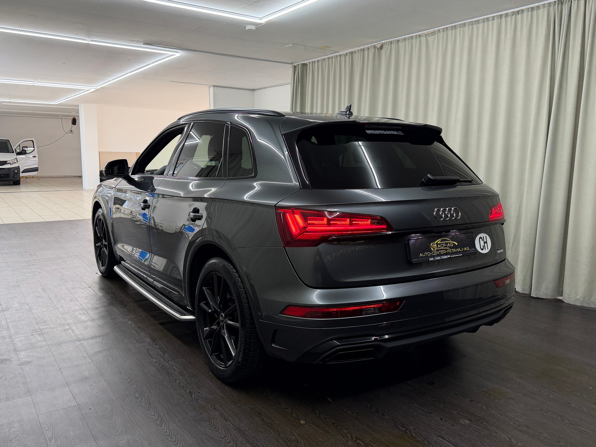 AUDI Q5 Sportback 40 TDI Blackedition quattro S-tronic-image-5