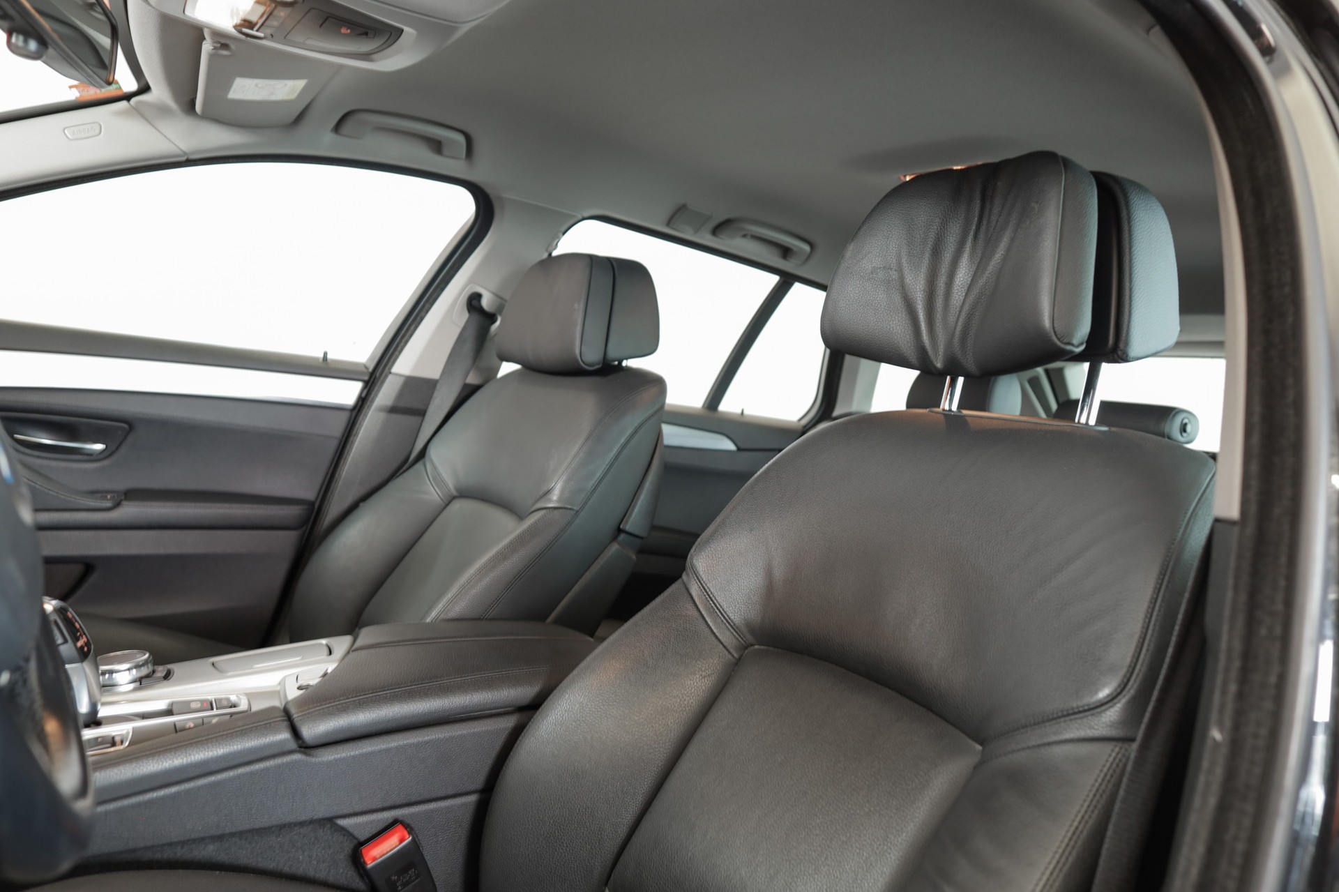 BMW 520d Touring xDrive Luxury Line Steptronic-image-10