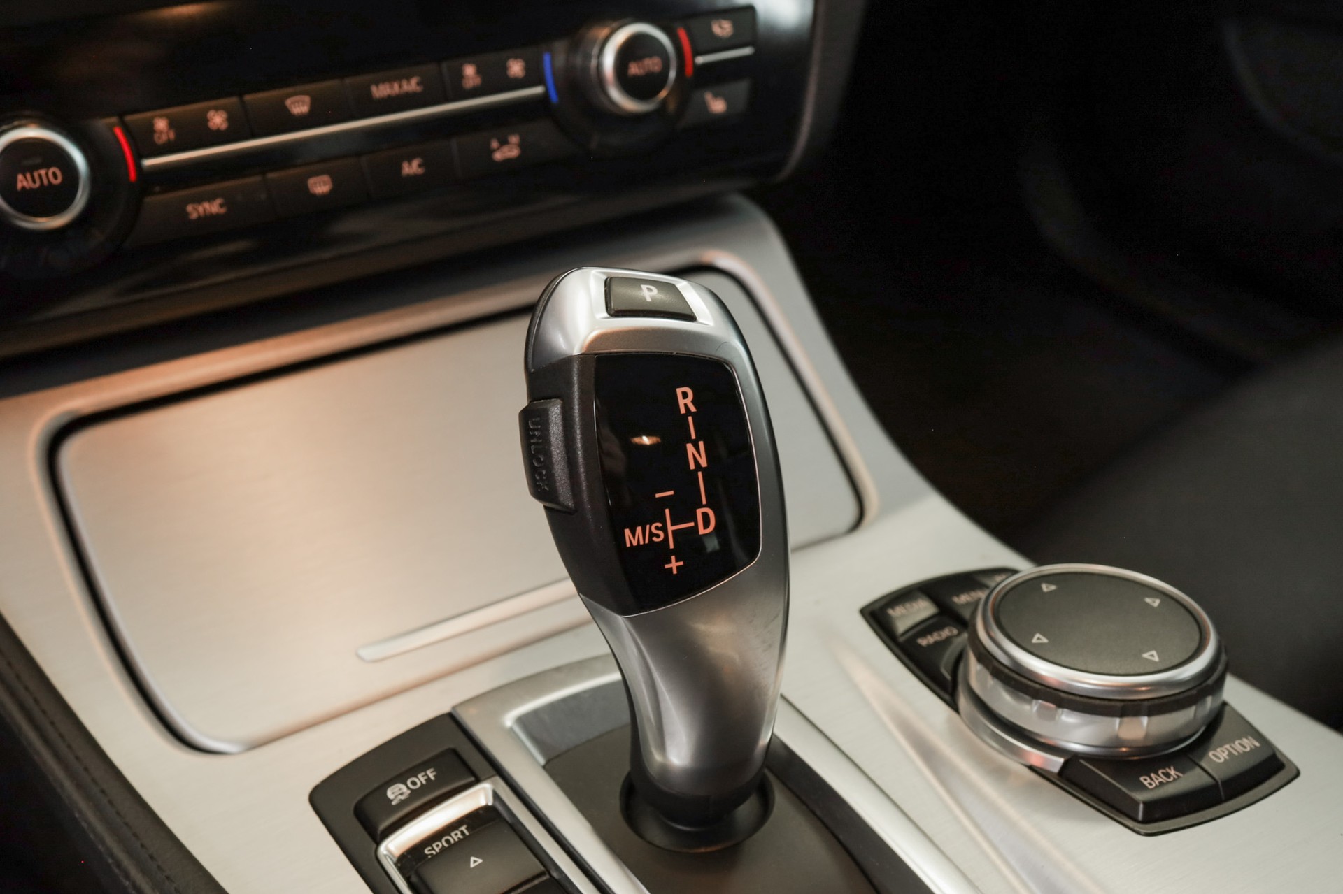 BMW 520d Touring xDrive Luxury Line Steptronic-image-16