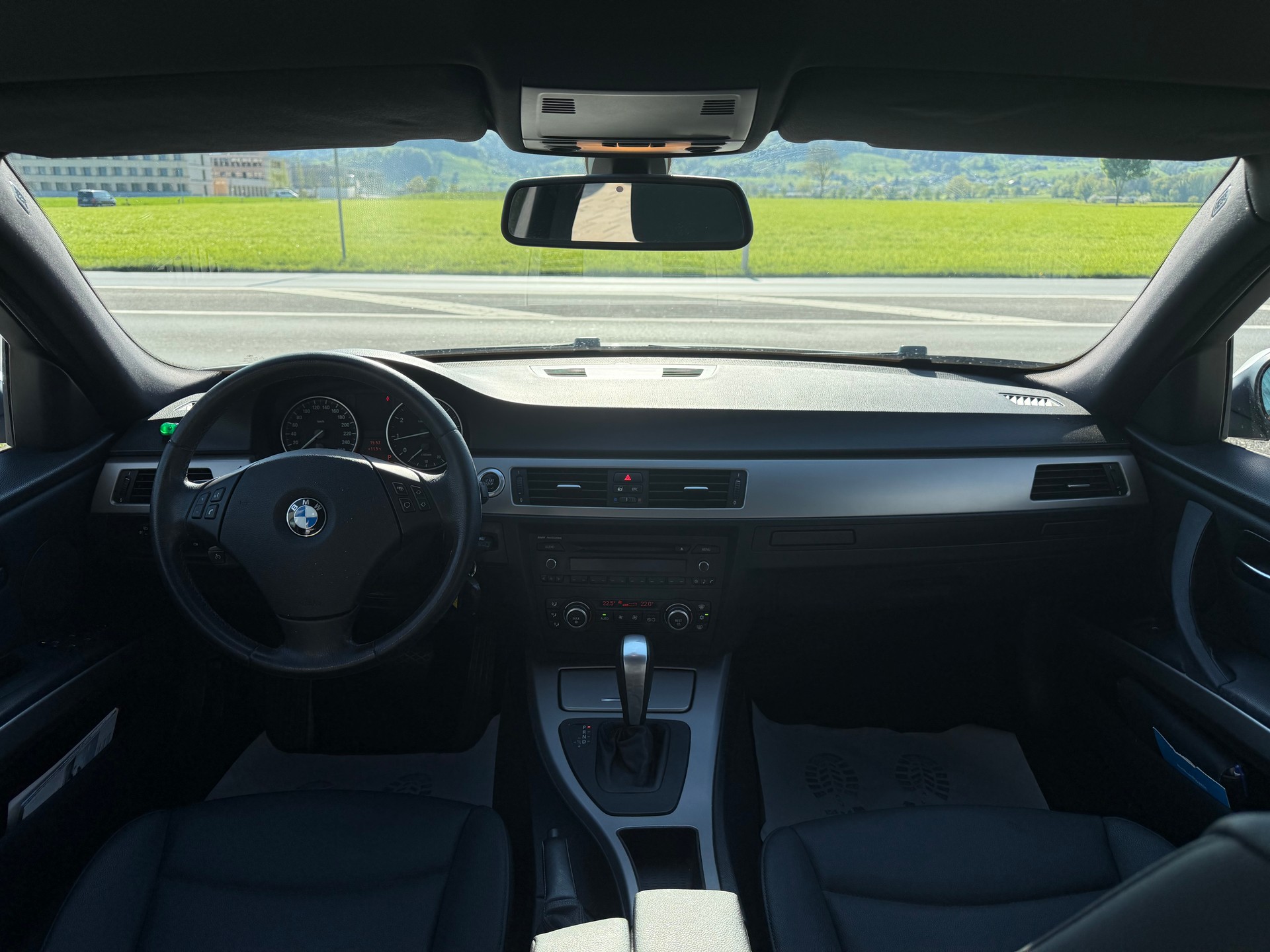 BMW 320i Steptronic-image-10