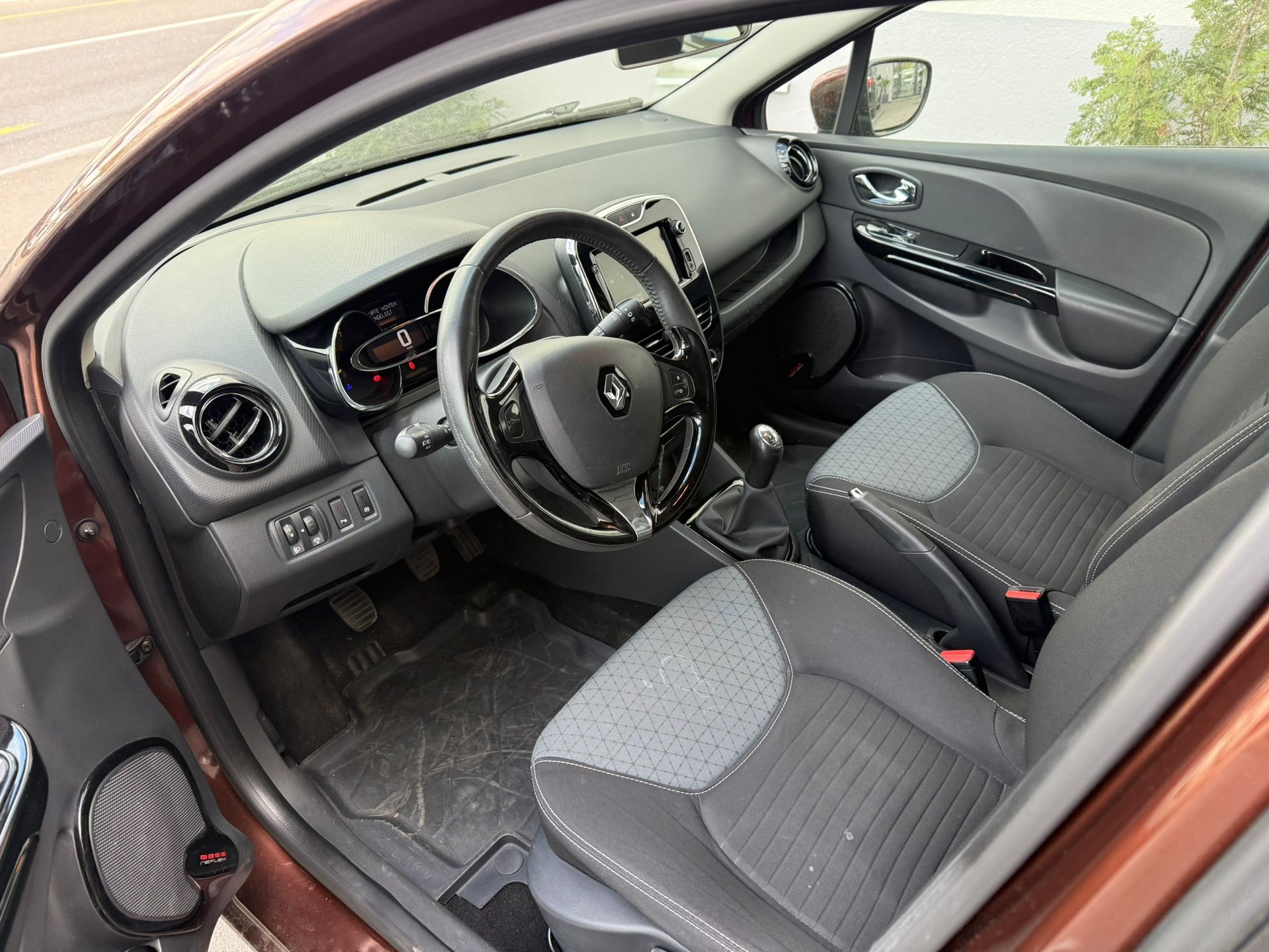 RENAULT Clio 0.9 12V Swiss Edition-image-5