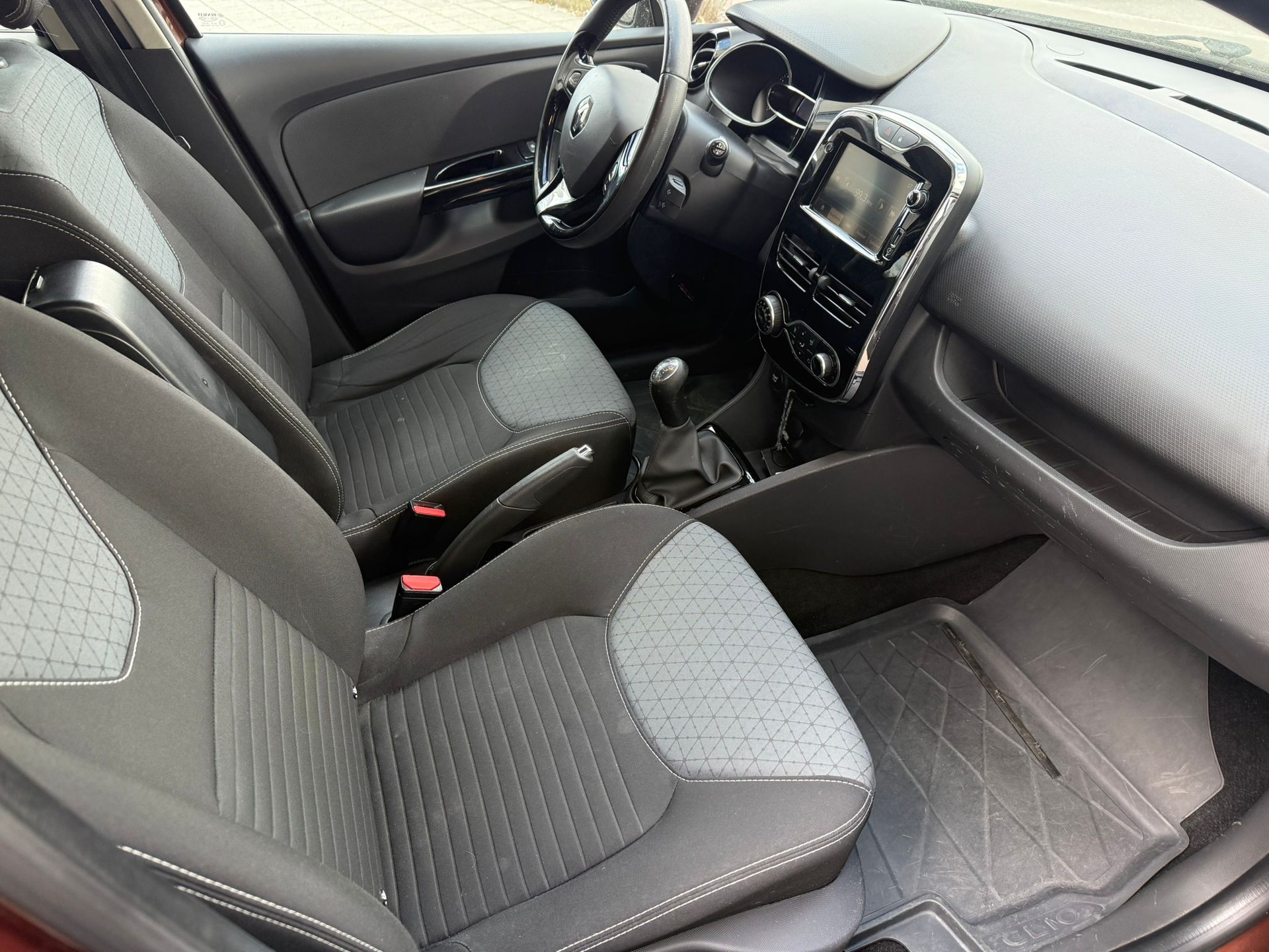 RENAULT Clio 0.9 12V Swiss Edition-image-6