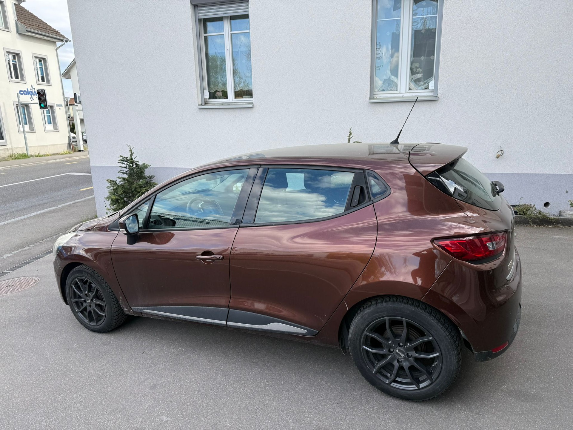 RENAULT Clio 0.9 12V Swiss Edition-image-0