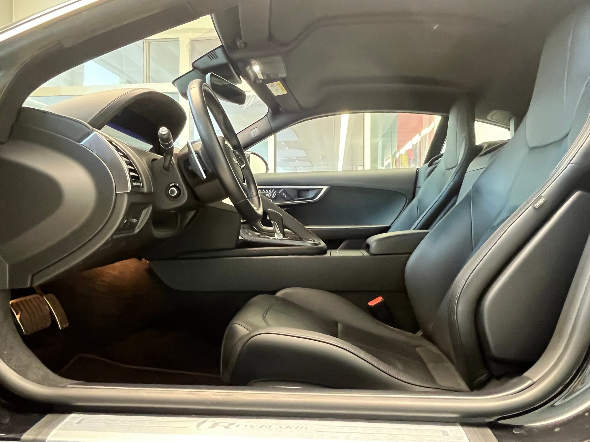 JAGUAR F-Type Coupé 5.0 V8 R-Dynamic Black Automatik AWD-image-11