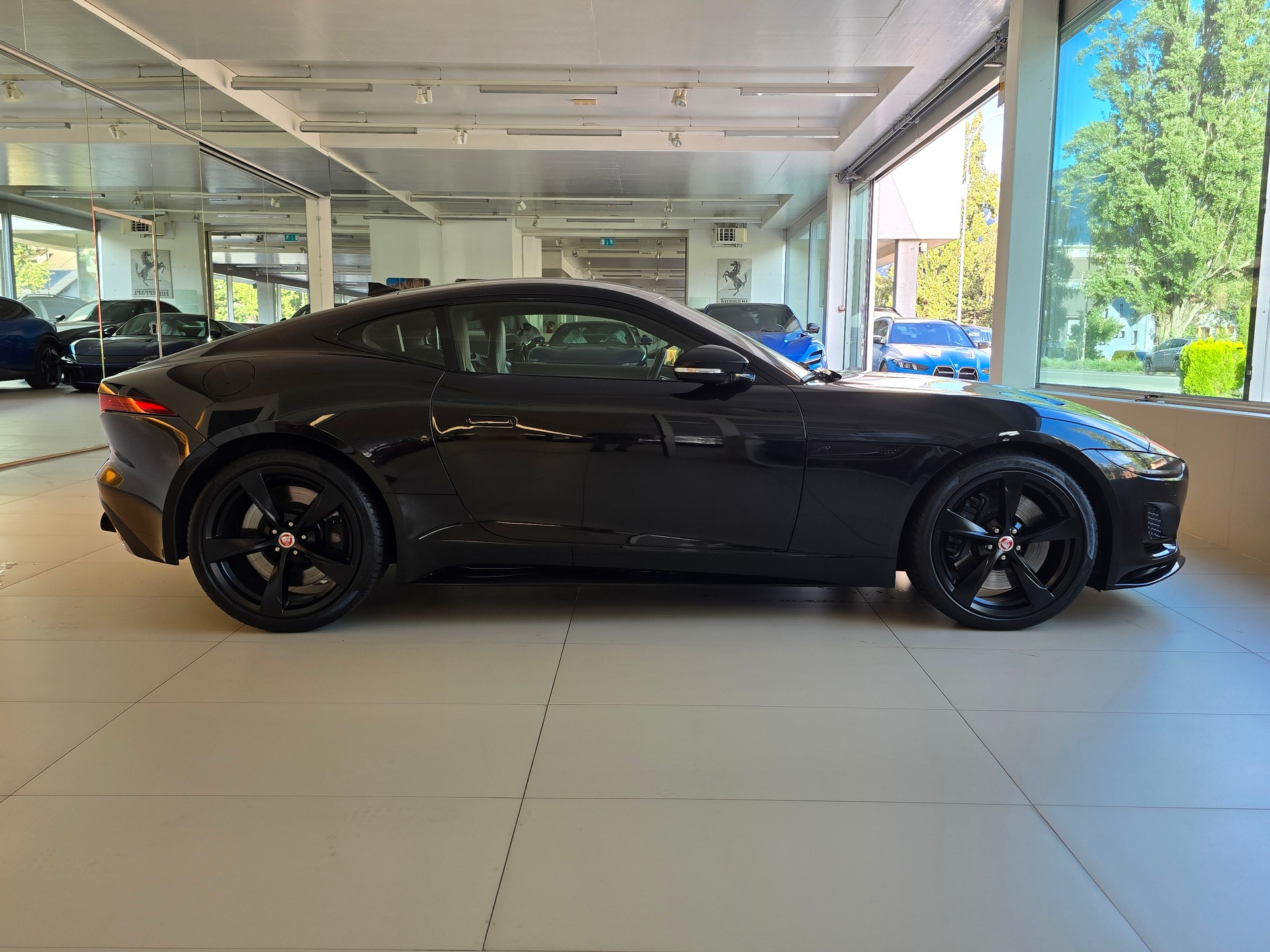 JAGUAR F-Type Coupé 5.0 V8 R-Dynamic Black Automatik AWD-image-3