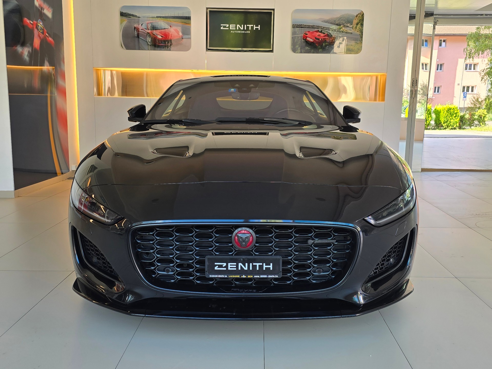 JAGUAR F-Type Coupé 5.0 V8 R-Dynamic Black Automatik AWD-image-1